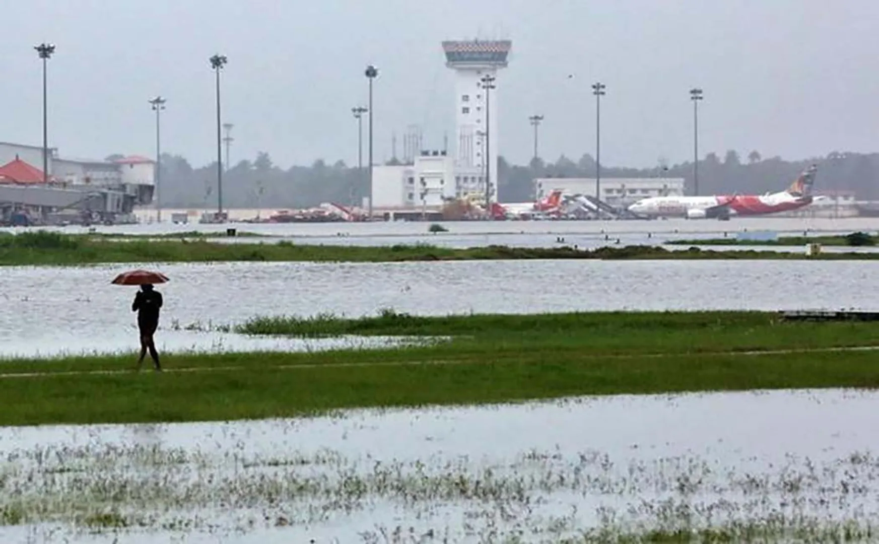 KERALA HEAVY RAIN FLOOD COCHIN AIRPORT CLOSE AT TODAY MIGHT NIGHT 12.00 VERY CRITICAL