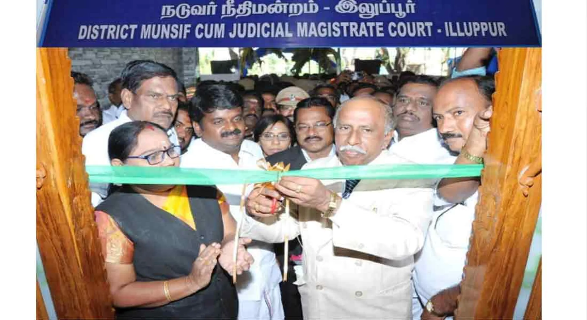 The banners lined up at the opening of the court… the judge who ordered the removal!