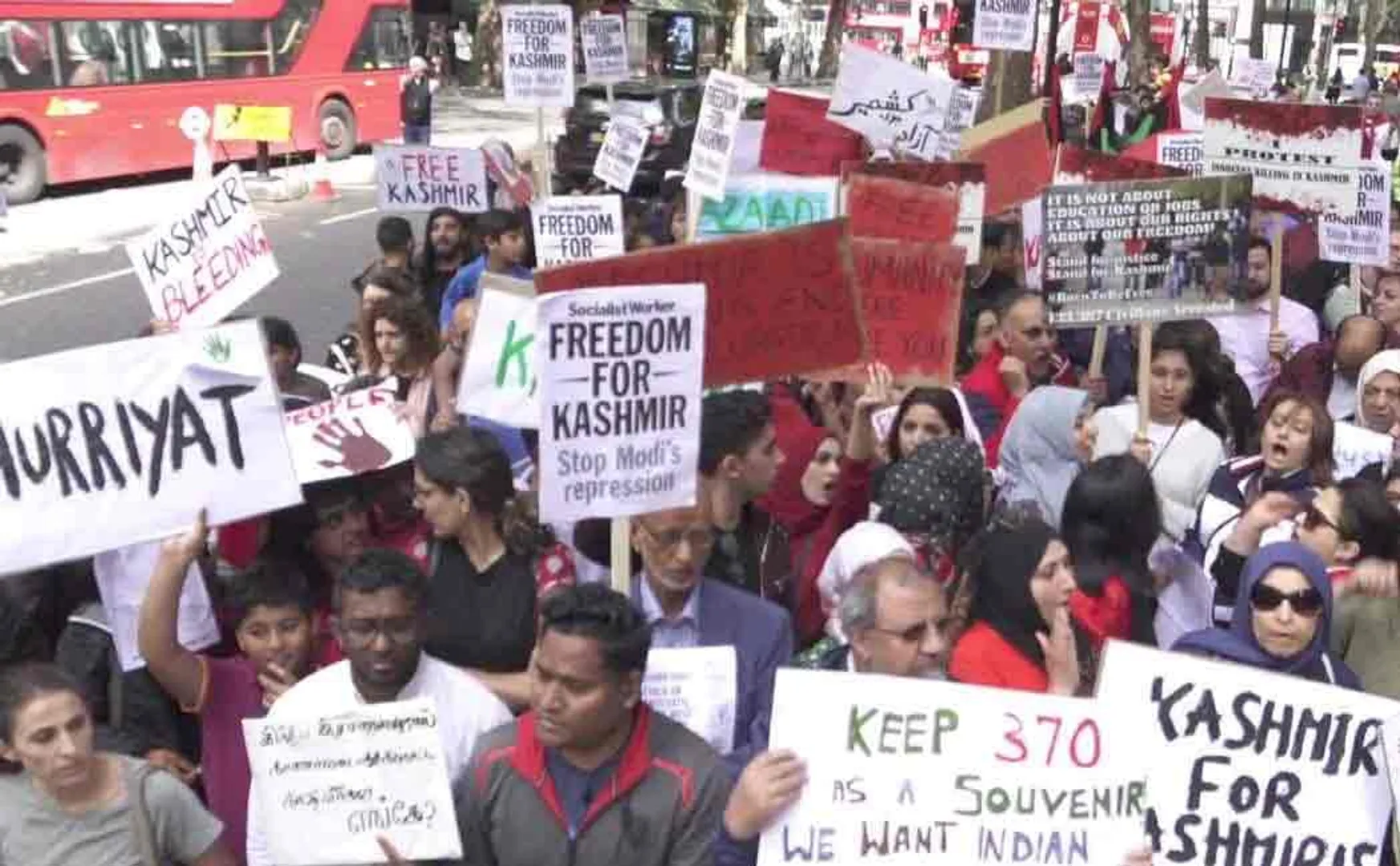 pakistanis protest before indian embassy in london 