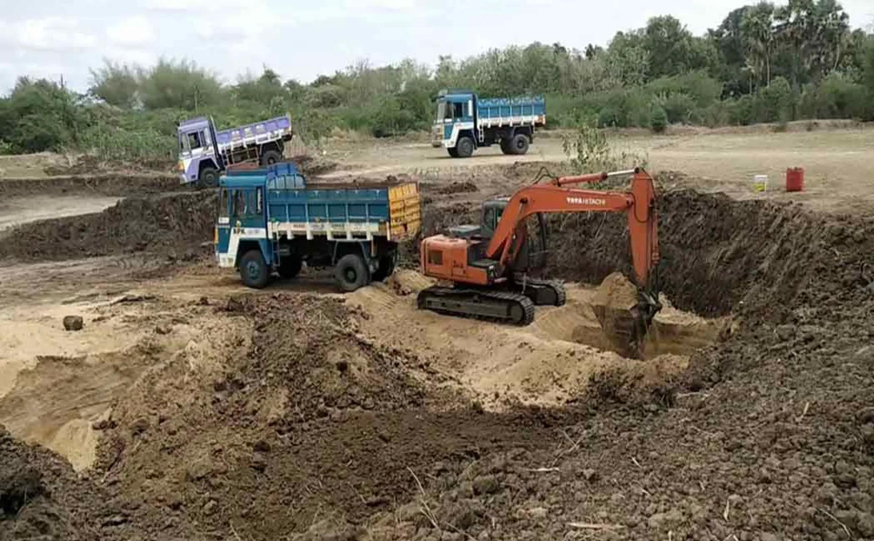 thiruvidaimarudur lake clean govt order admk party leaders ilegal activities farmers shock