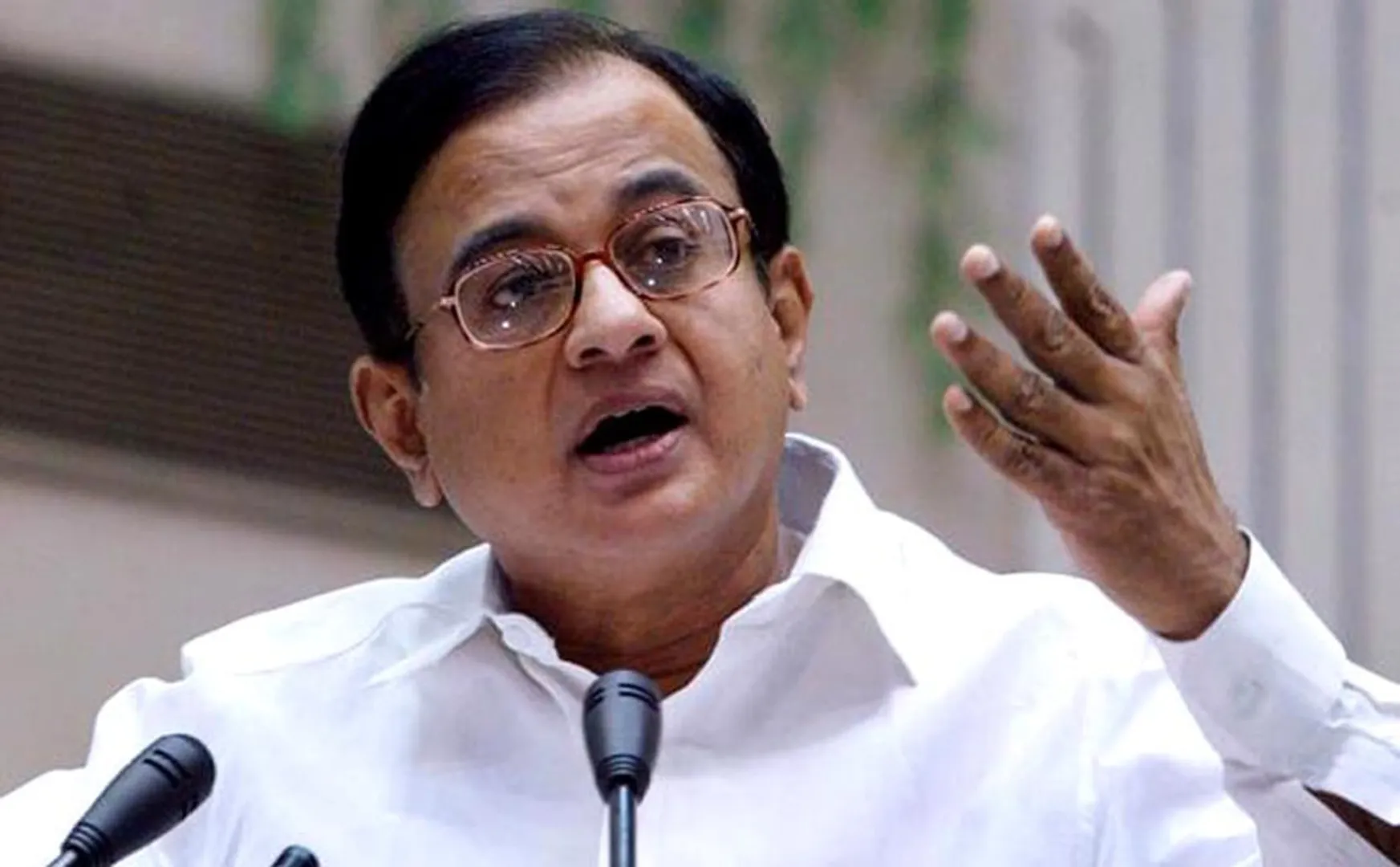 former union minister chidambaram delhi home cbi officers arrive