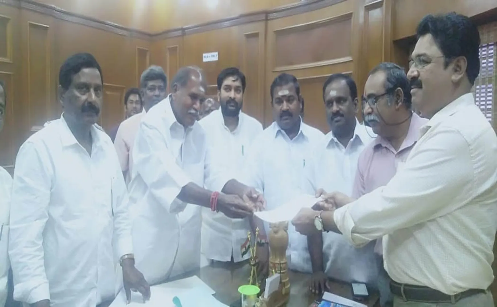 puducherry assembly speaker sivakkolundhu support in congress, opp parties summit letter in floor test