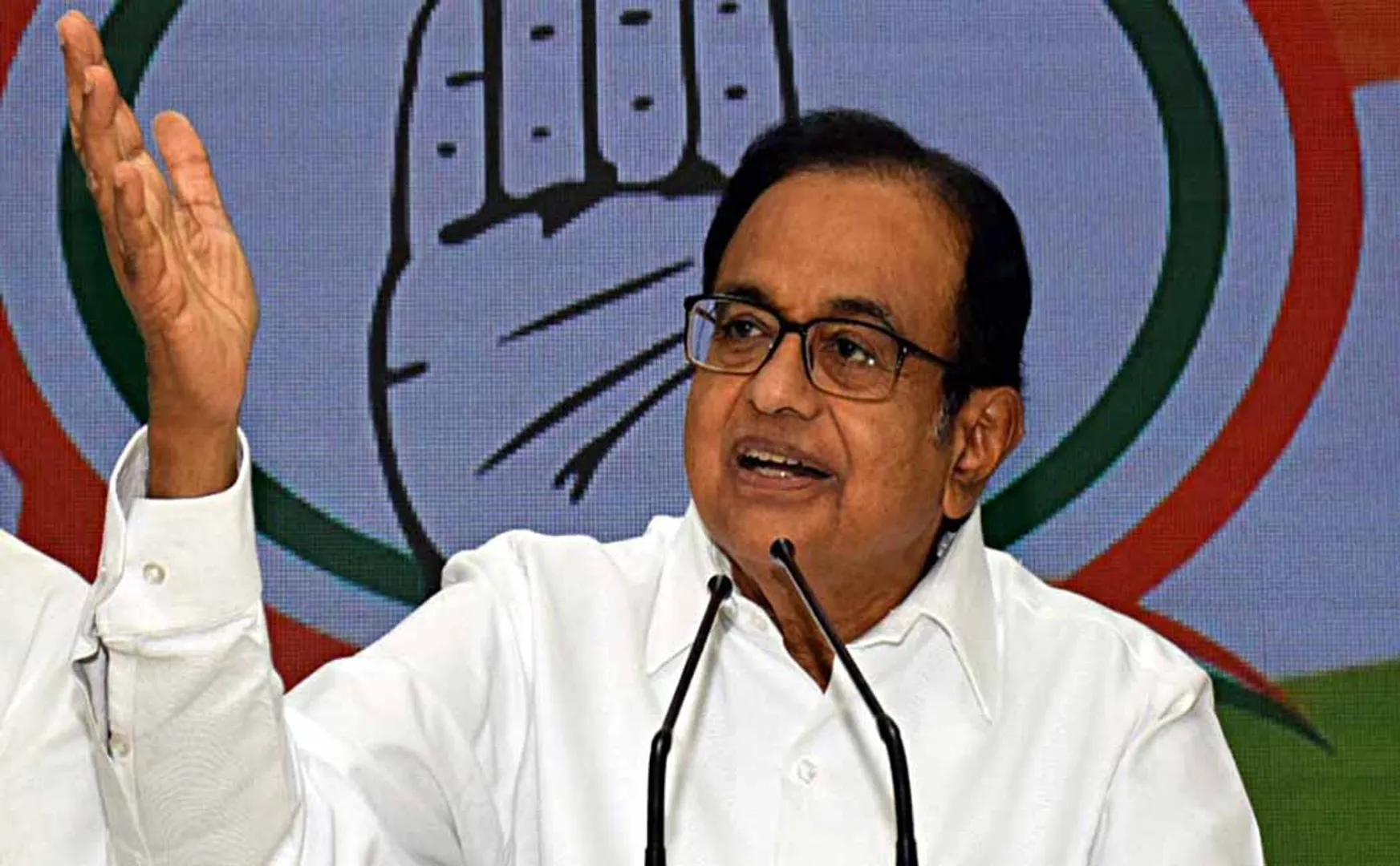 former union minister p chidambaram arrive home cbi follow