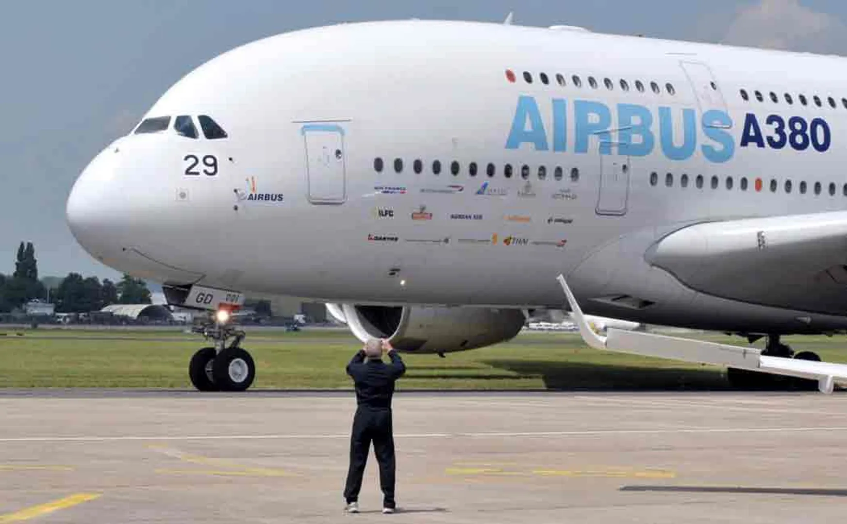 saudi dad accidentally buys real flight for his son