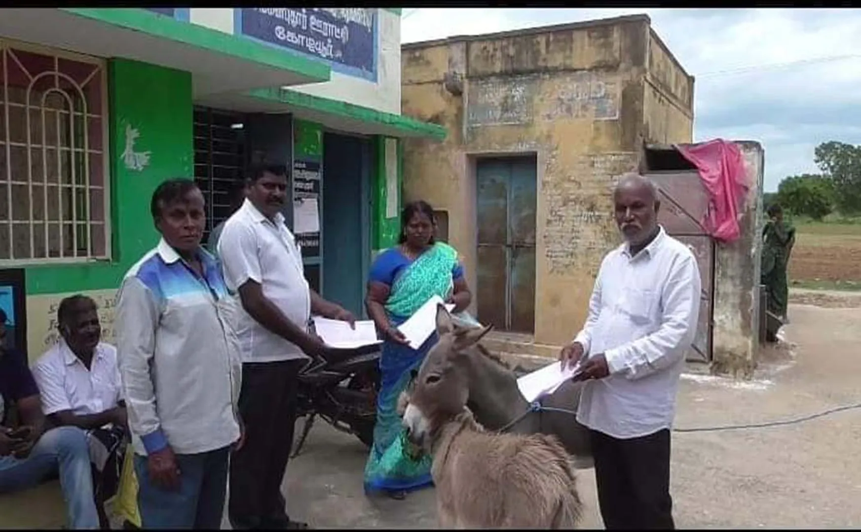 vellore district thiruppathur Minister's constituency The people who petitioned the donkey