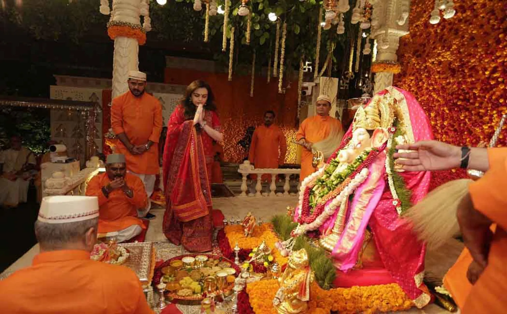 MAHARASHTRA RELIANCE JIO MD MUKESH AMBANI HOME VINAYAKAR CHATHURTHI FESTIVAL