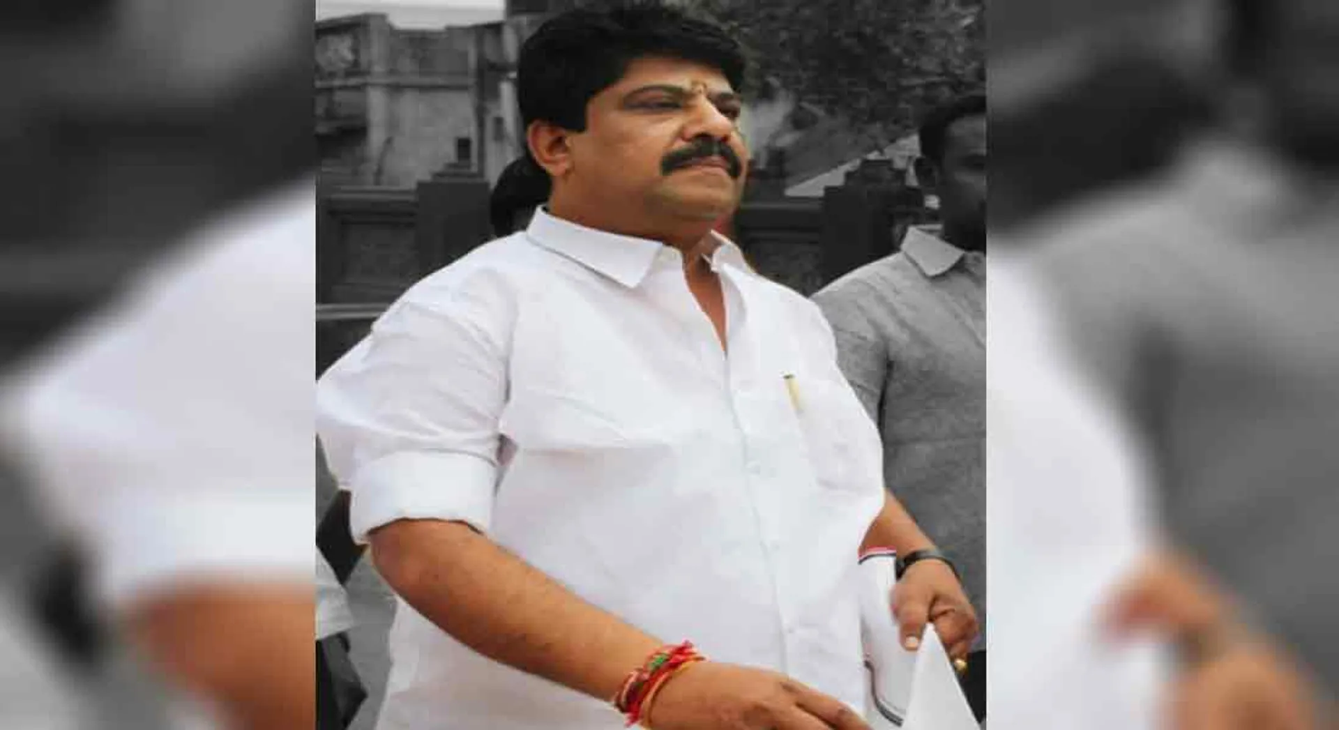 ParaniKarthikeyan joins DMK with Sasikala's family  support!?