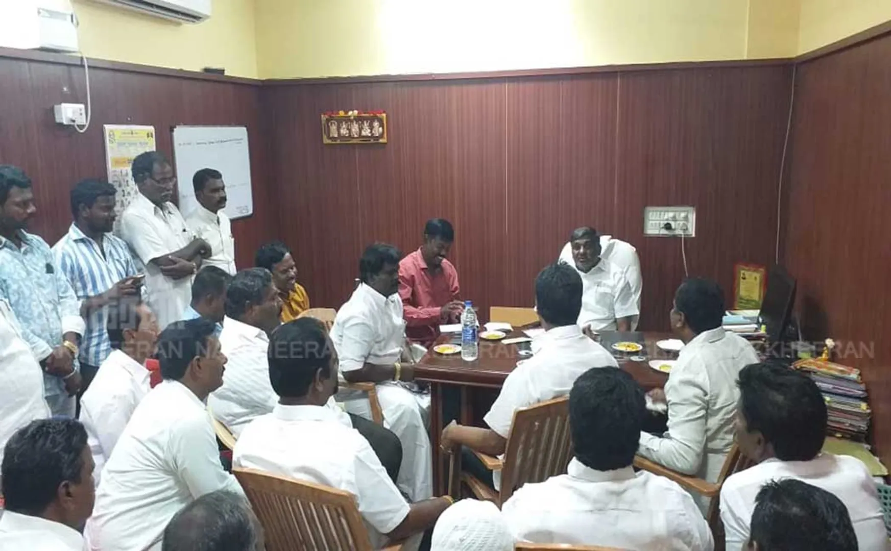 Minister in a sudden inspection at the municipal office shocked by officials!