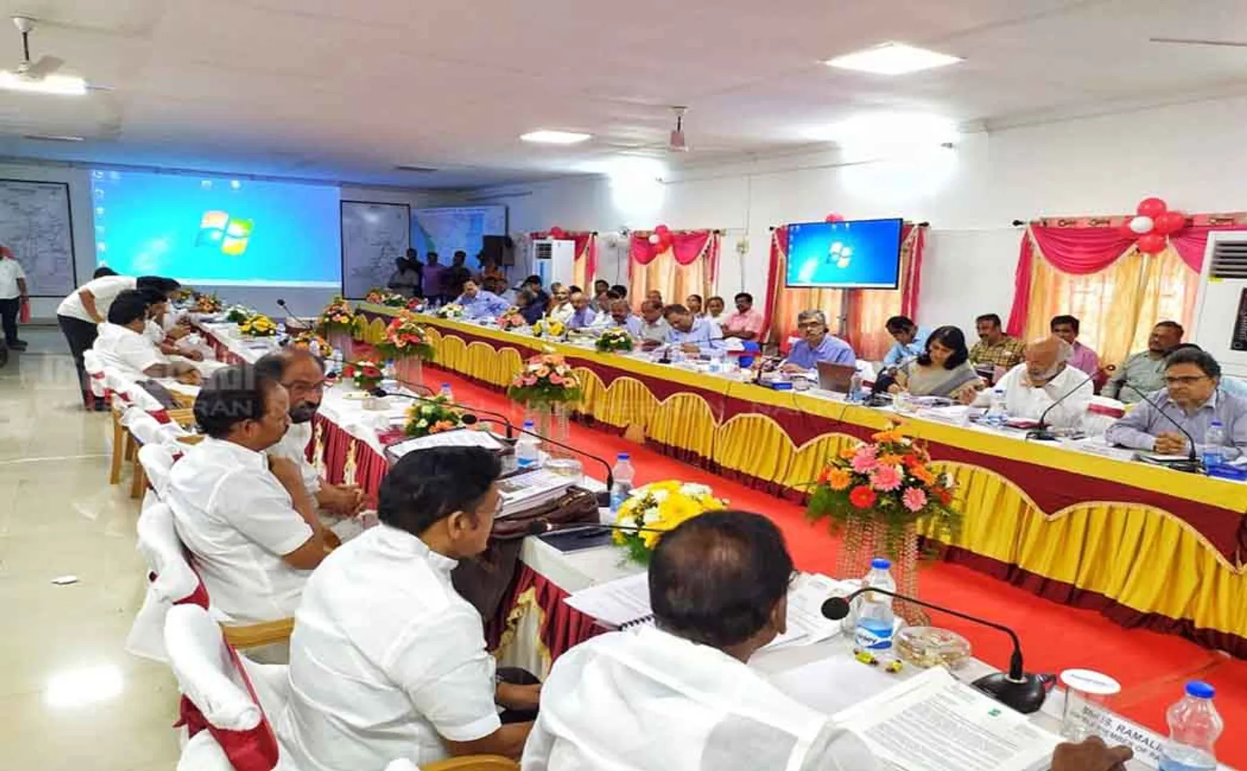 Non-basic railway station  Thiruvannamalai MP complains at Southern Railway officials meeting