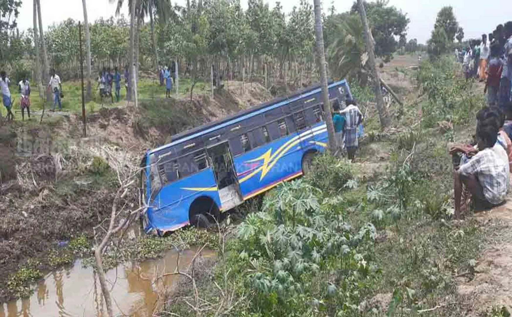 thiruvarur private bus incident passengers admit at hospital 