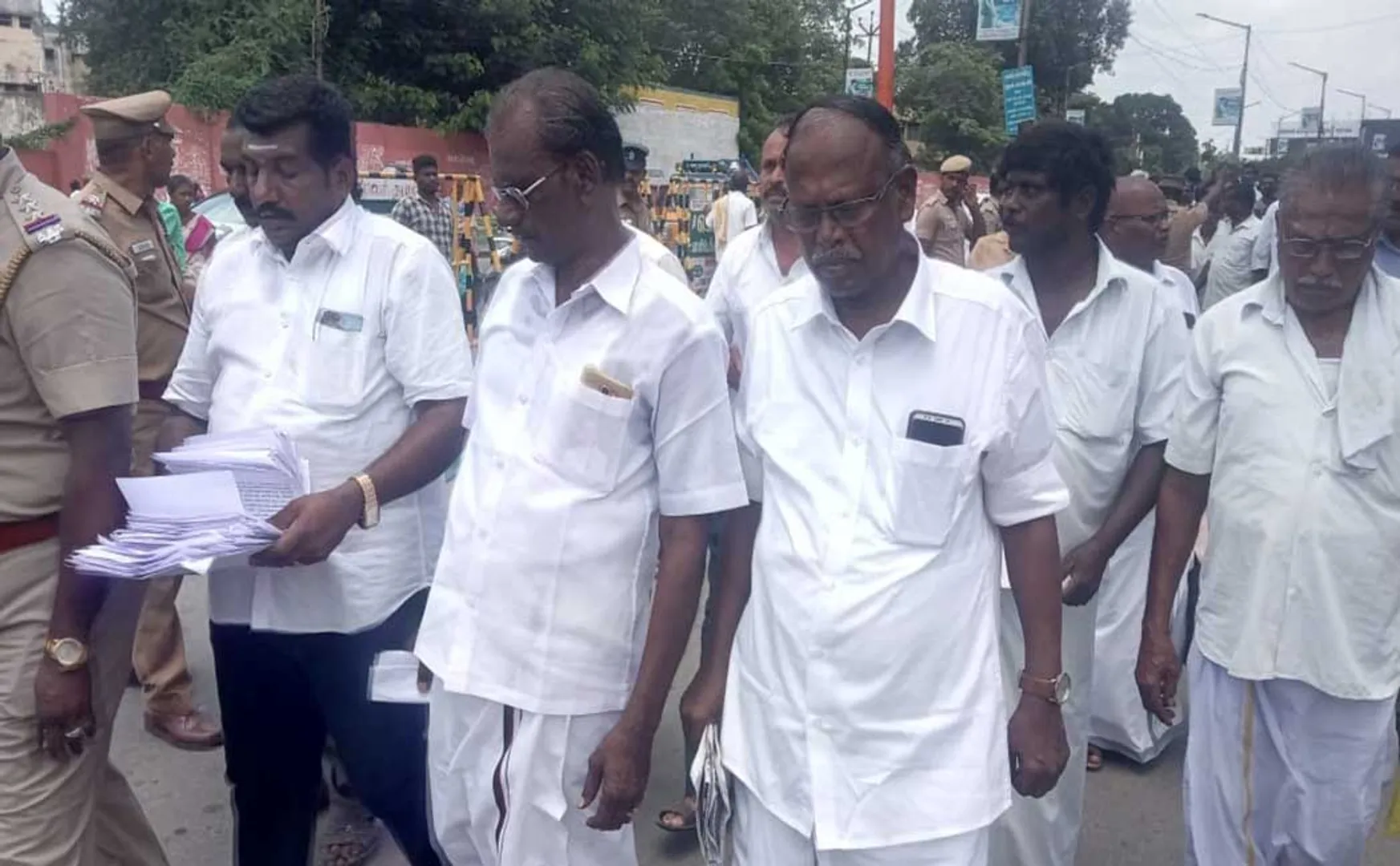 SALEM FARMERS MEET COLLECTOR REQUEST LETTER Do not put oil pipes on the ground