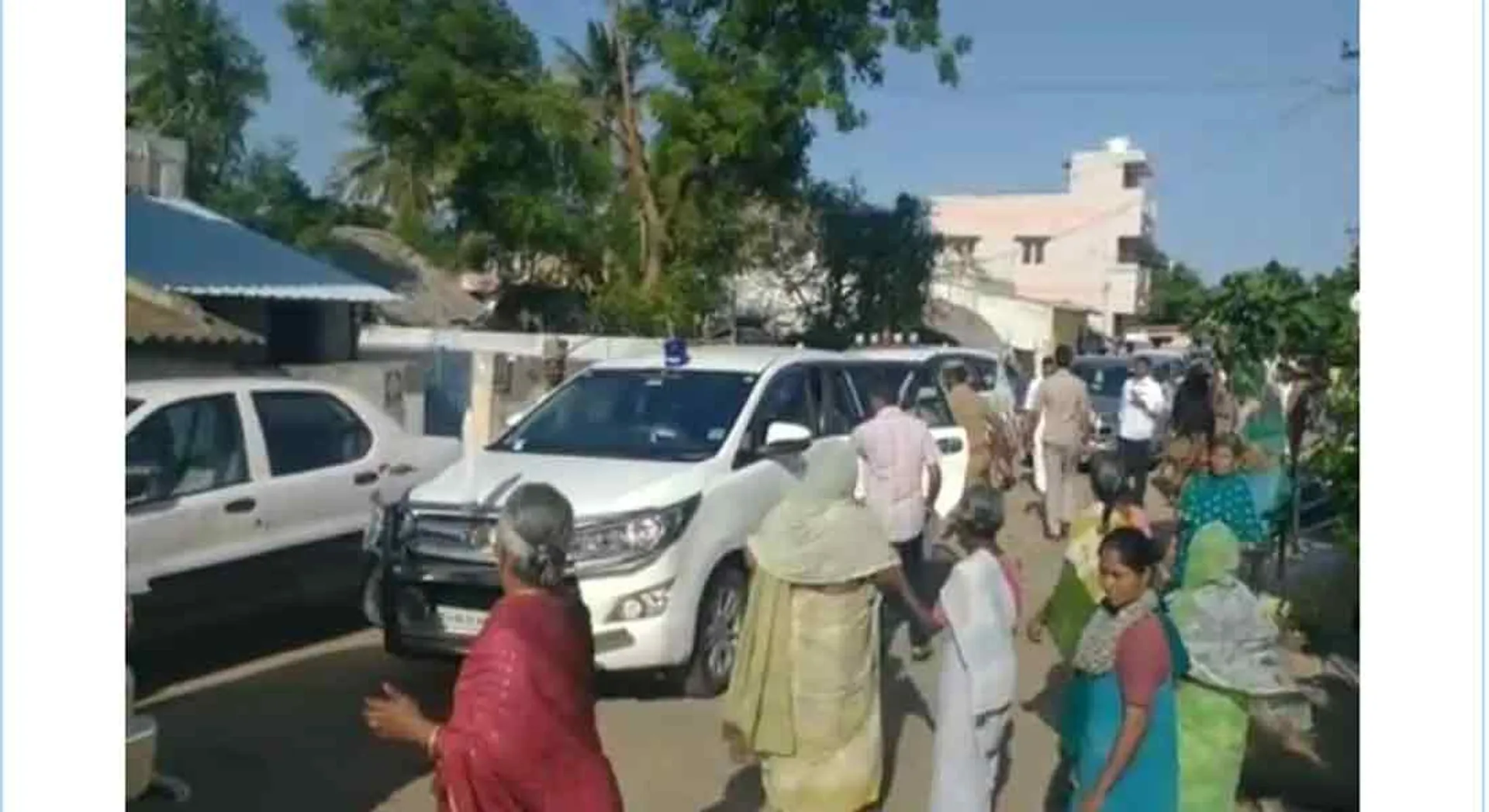 in thiruchy; first Put the road and then open park...women protest in front of minister  