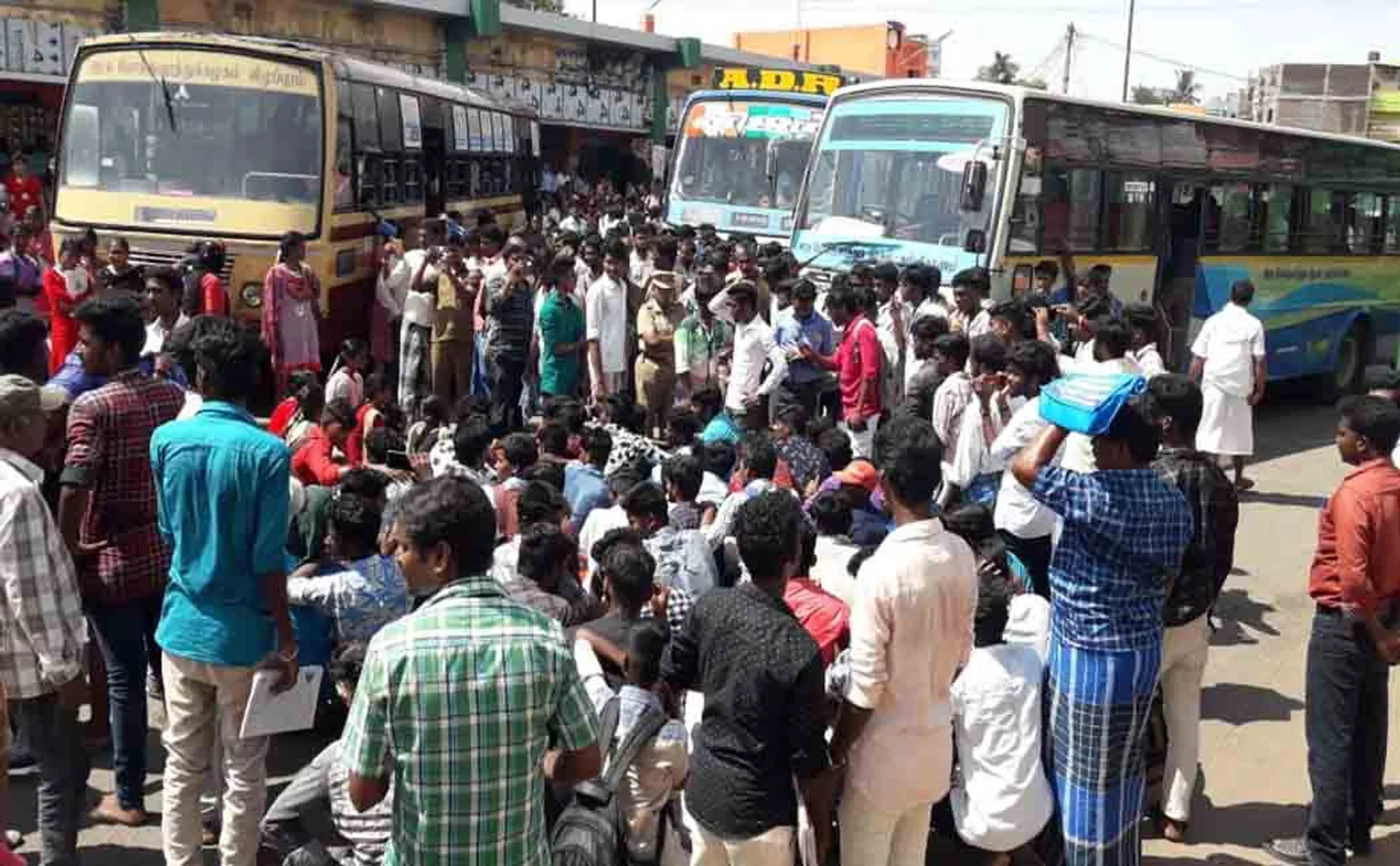 cuddalore Road blocking due to government bus Engaged college students