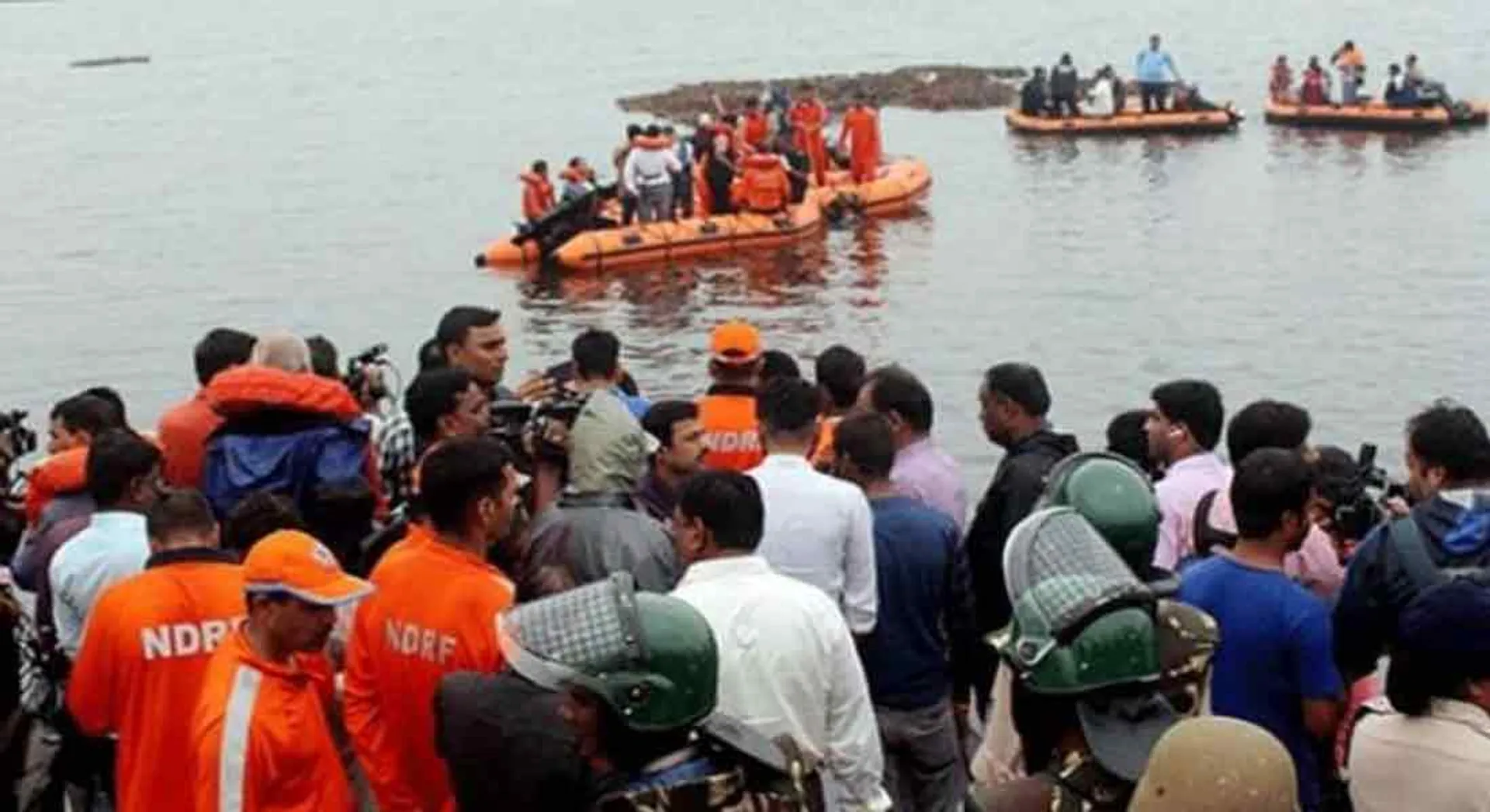   22 injured as tourist boat capsizes