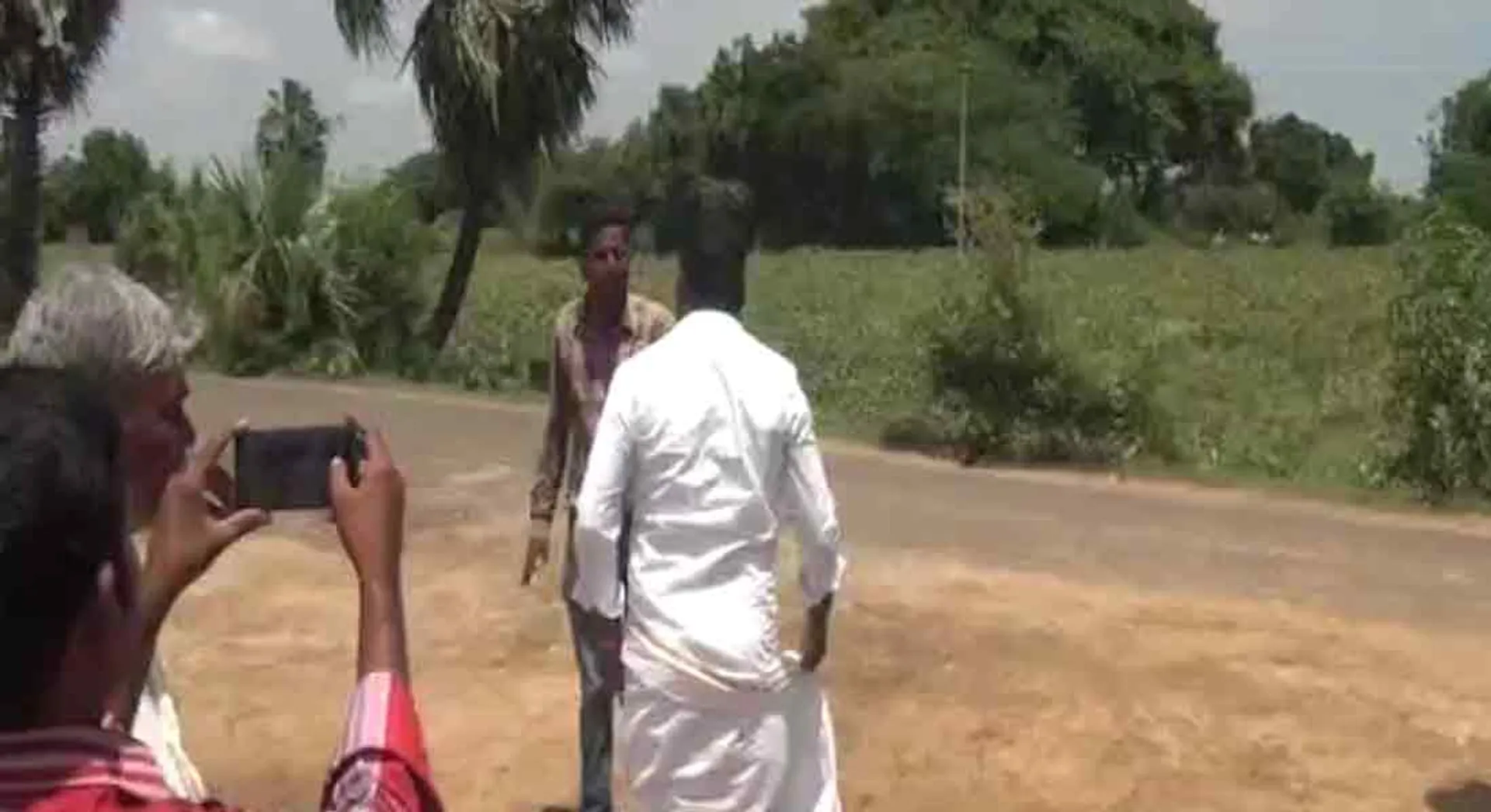 Farmers attacked the ONGC officials!