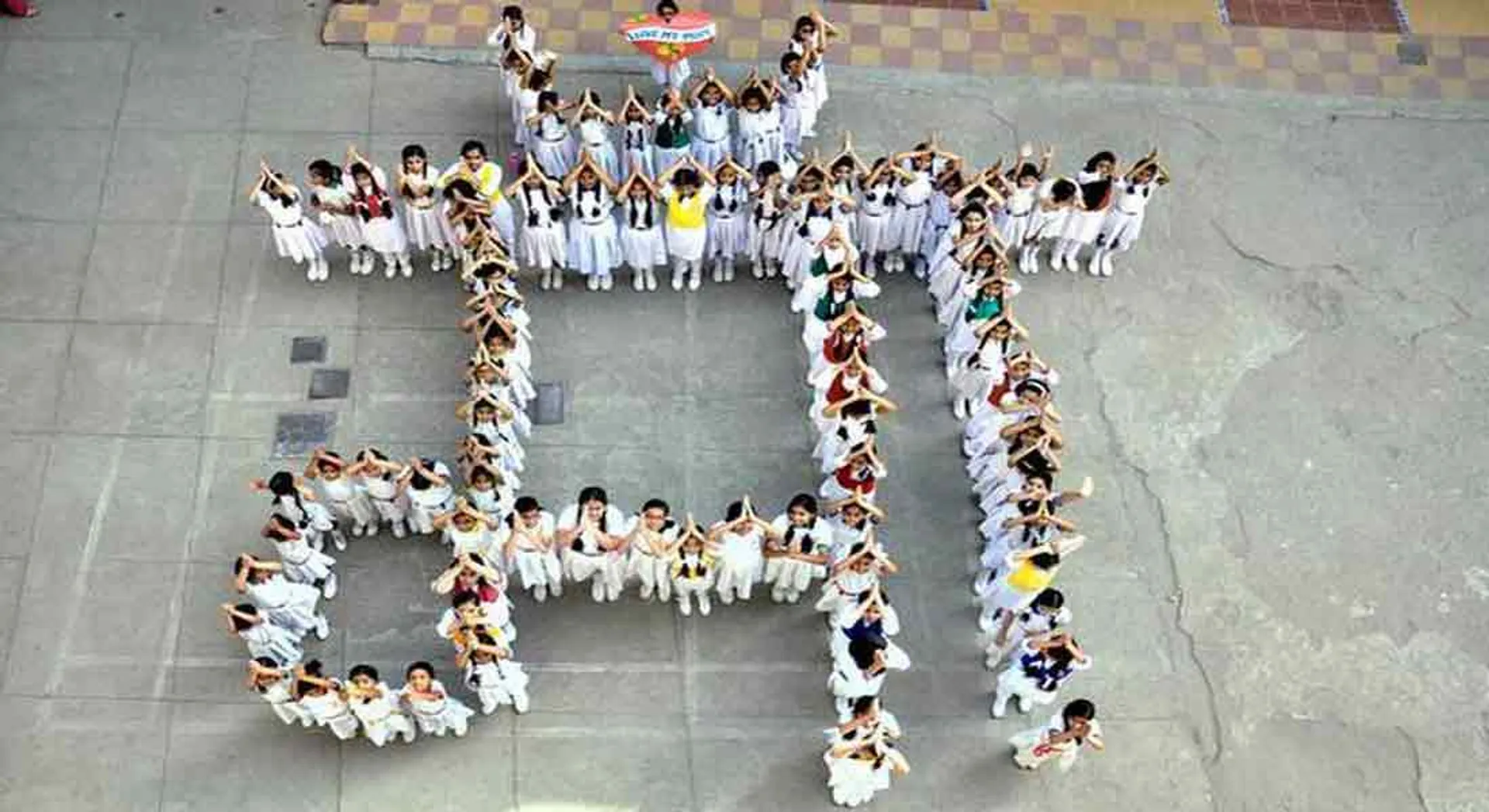  What is the status of Hindi in Gujarat?