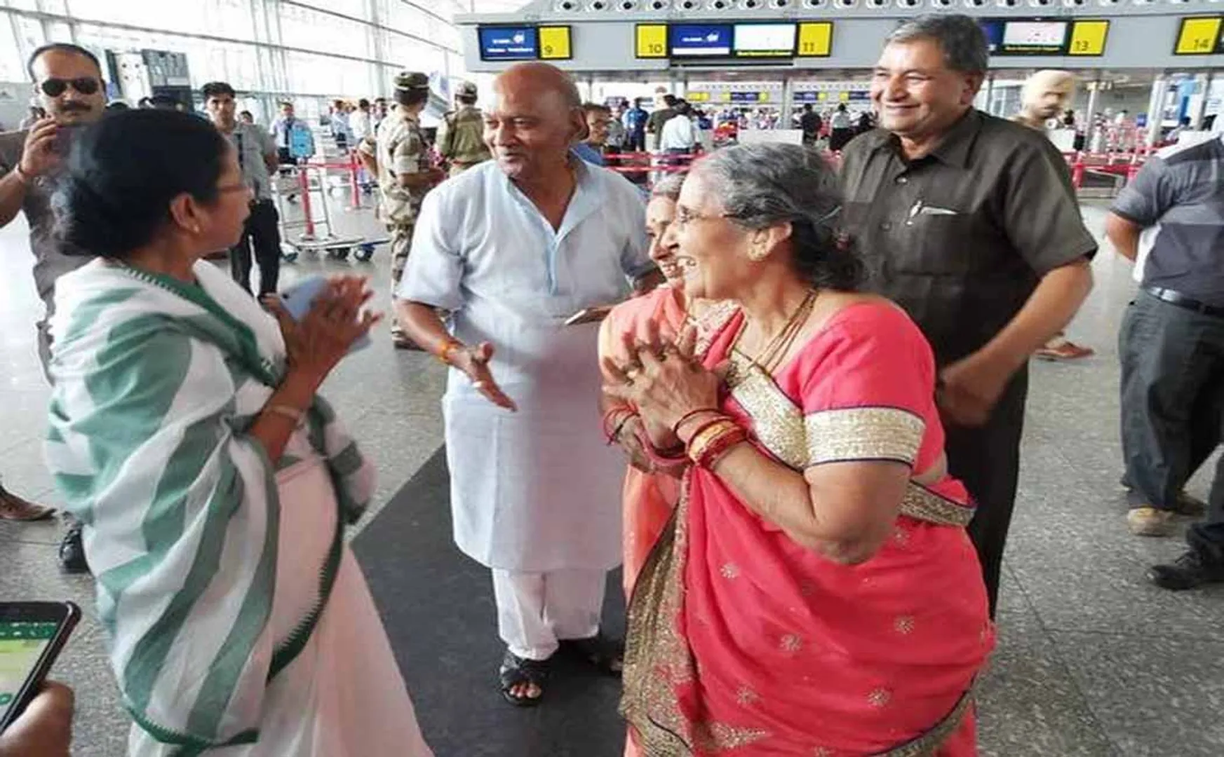 pm narendra modi wife meet with west bengal cm mamata in kolkata airport