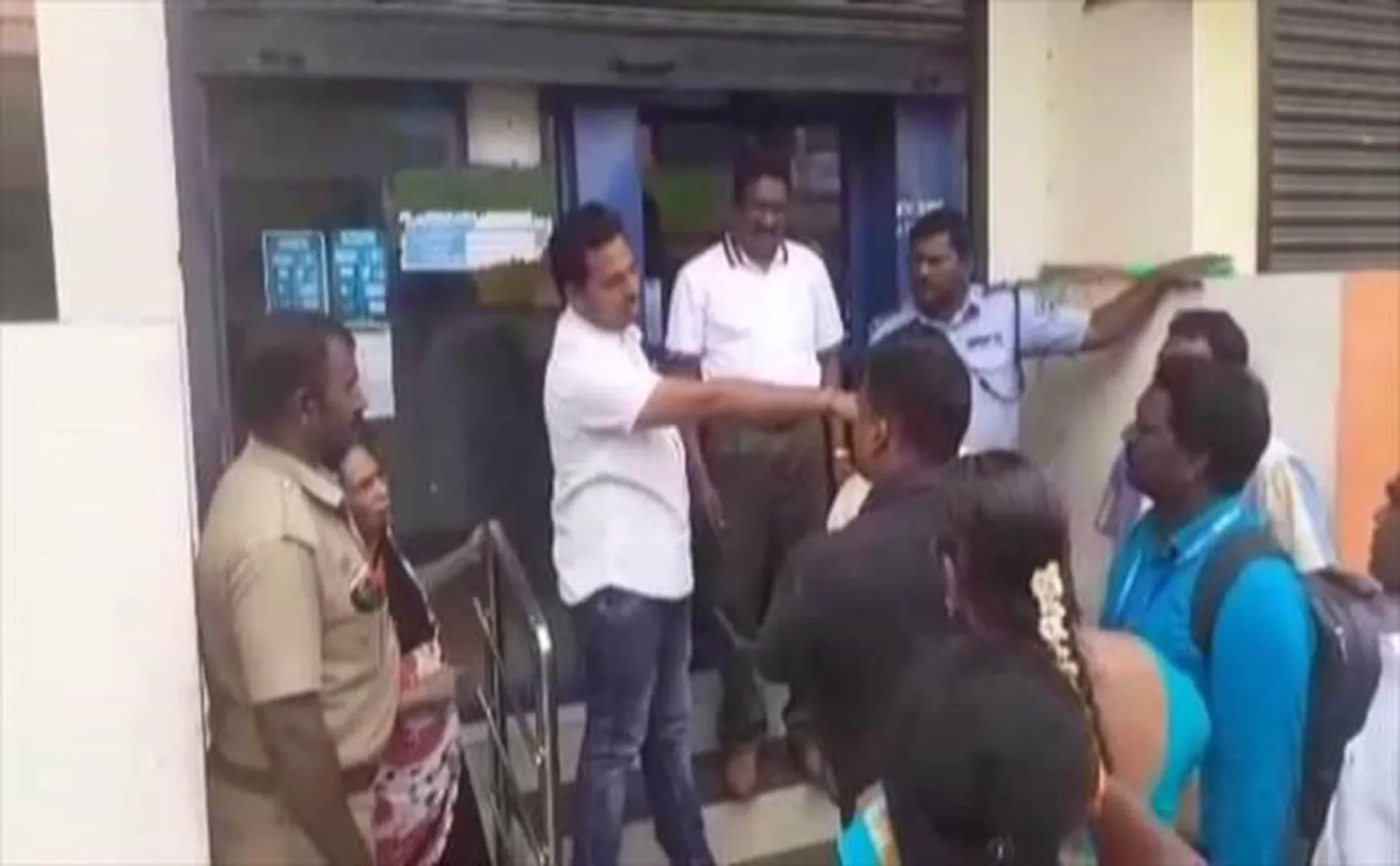 canara bank entry in one women thief take gold and money peoples shock 