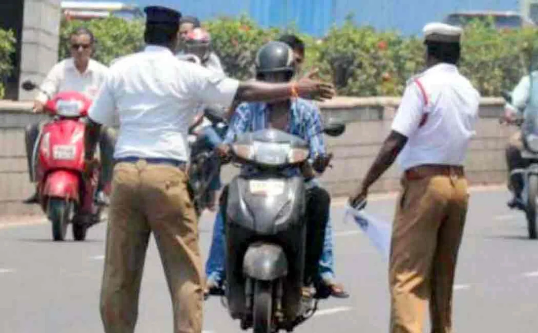 delhi police put fine for bus driver for not wearing helmet