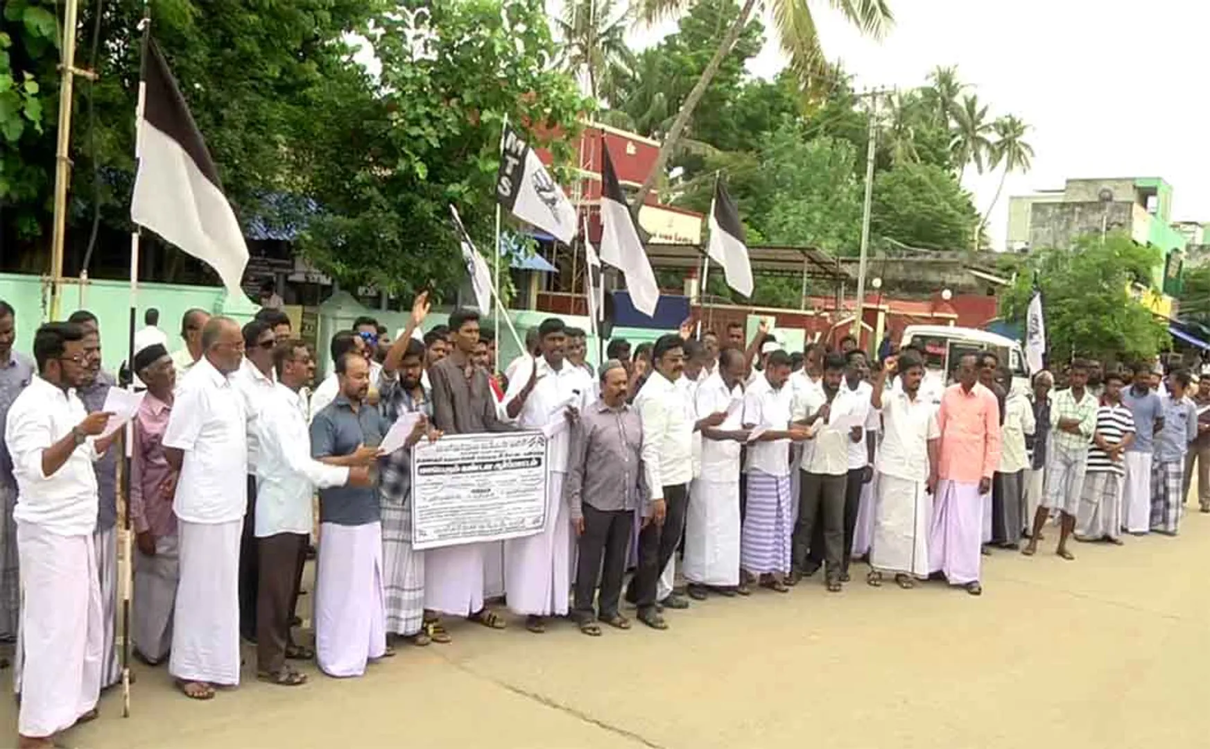 thiruvarur municipal corporation not working, road and Health disorder create peoples 