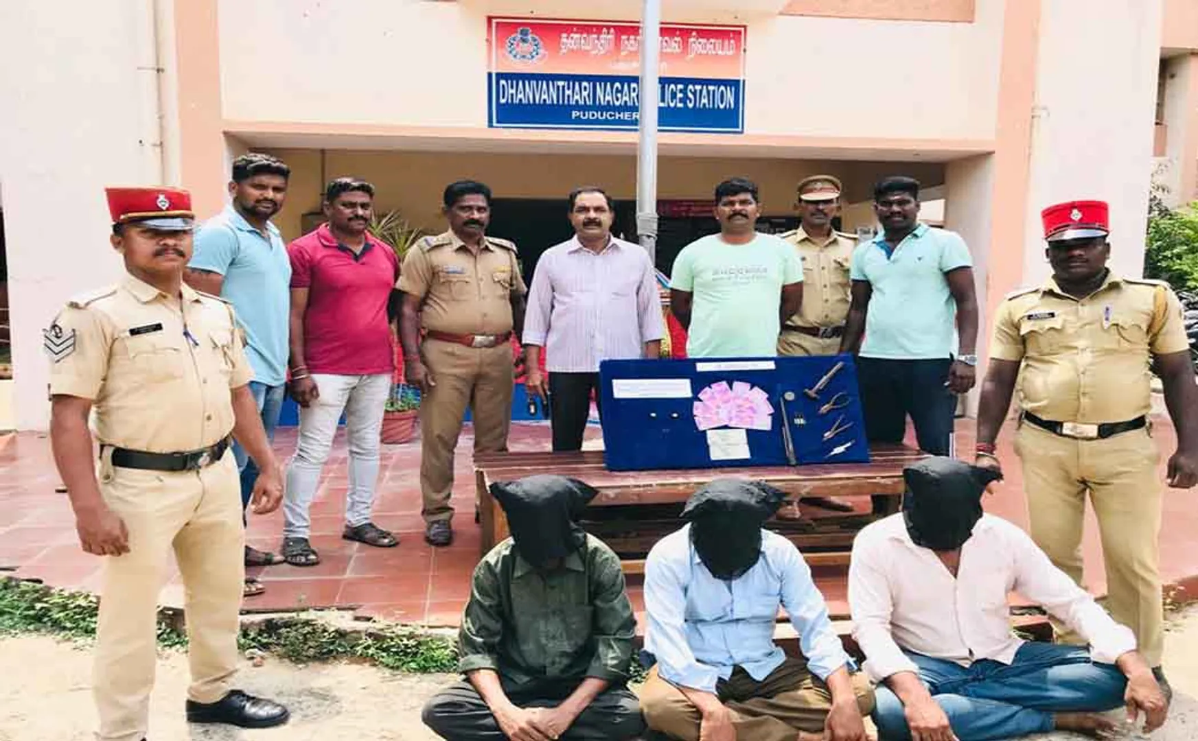 covering jewellery finance shop gang police round up and arrested pondicherry 