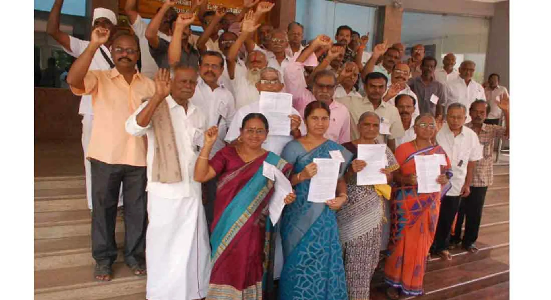 People struggle in erode corporation office 