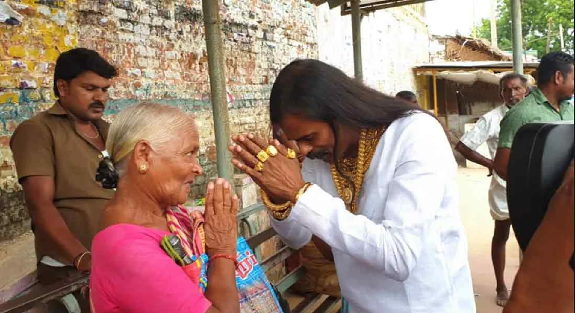 Candidate who started the campaign in Nanguneri like as a moving jewelery
