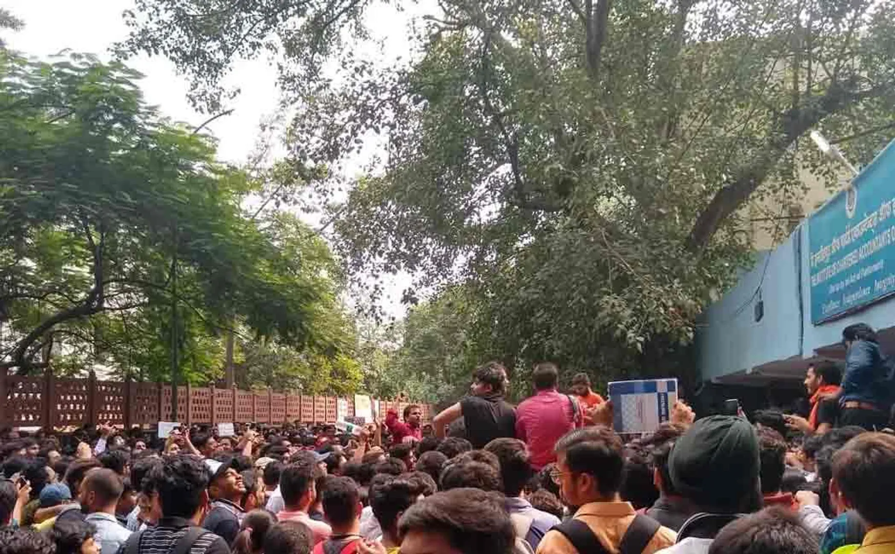 ca students protest outside icai office