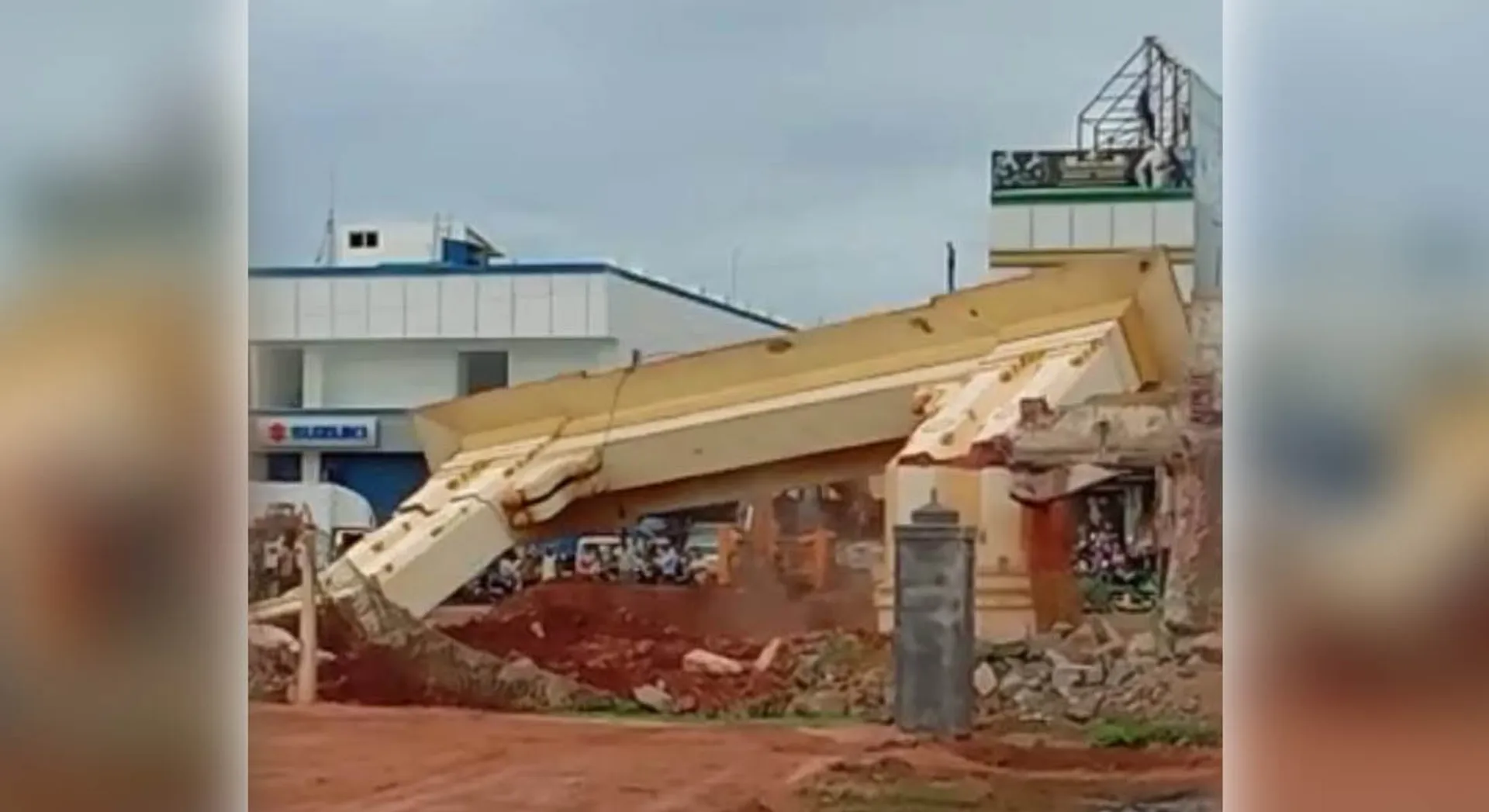  Demolition of the Niveli Arch, the symbol of the NLC