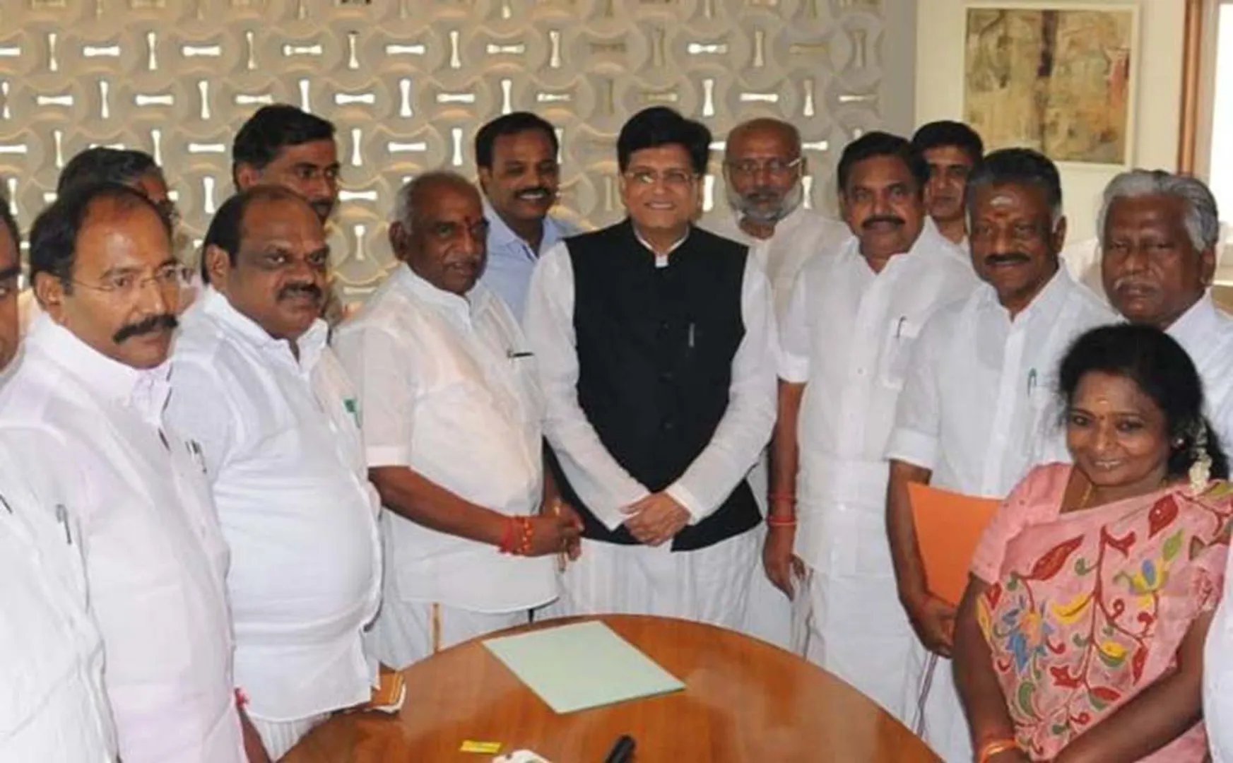 tamilnadu assembly by election admk and bjp alliance may be breake out 