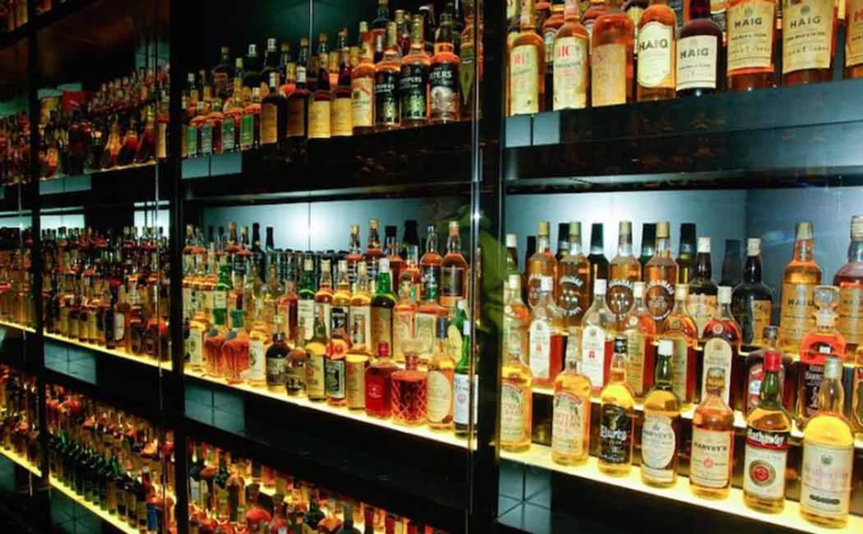 pondicherry thief entry one wine shop  Robbery money and wines