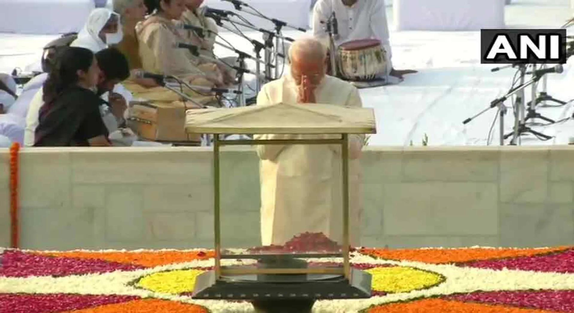  Modi's floral tribute to Gandhi's memory