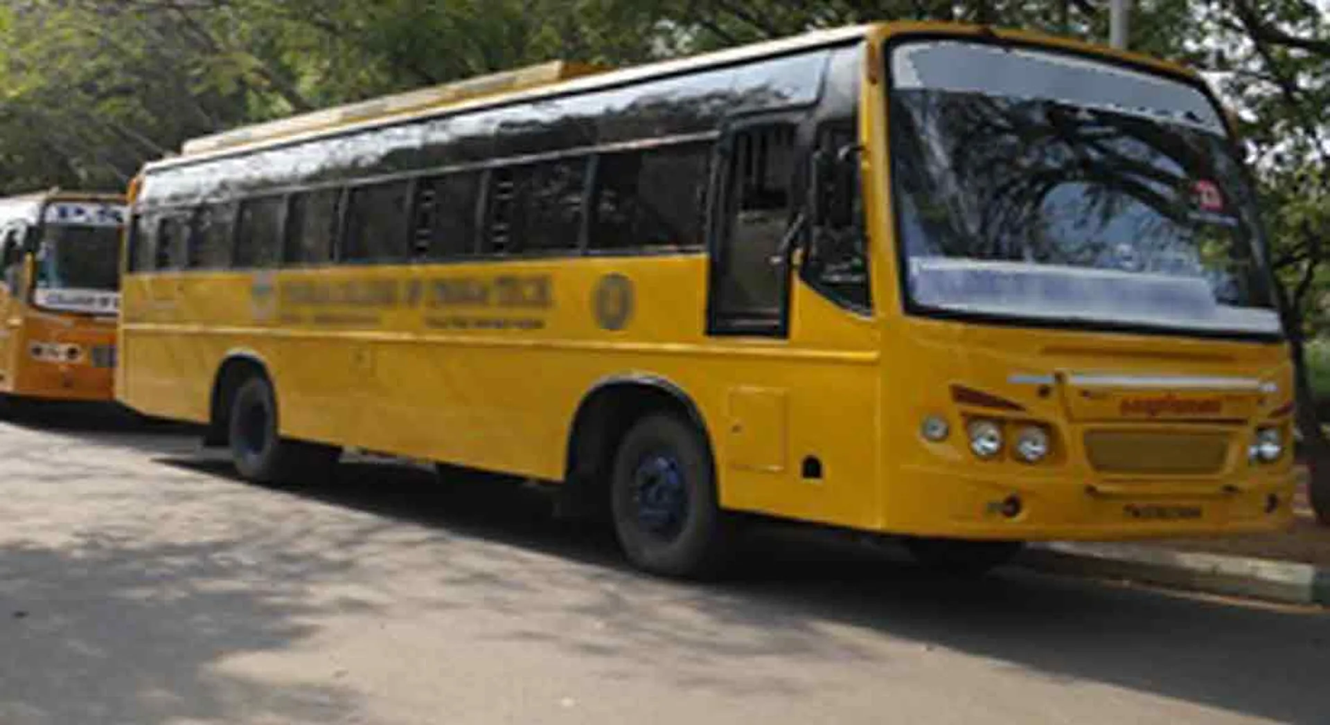  Competition between college buses... Five college students injured