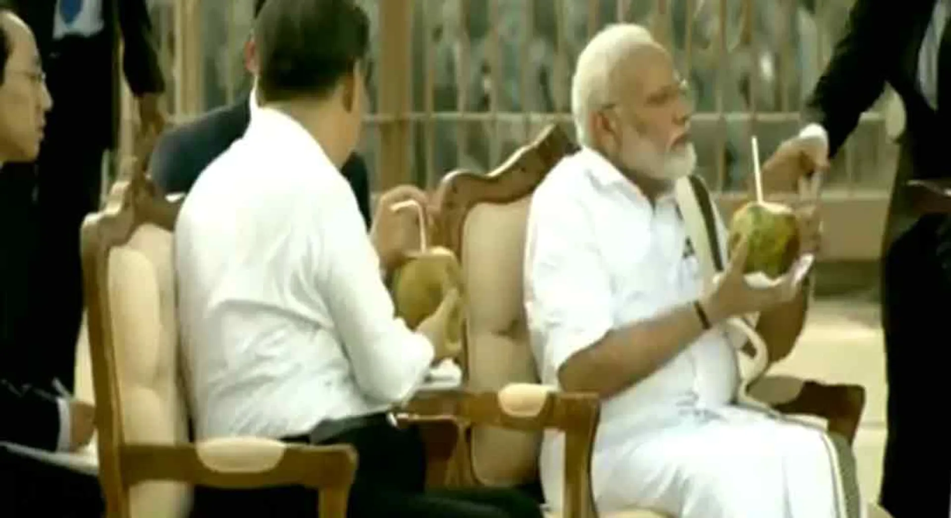 Modi meets Chinese President... Conversation in five chariots of drinking  Coconut water!