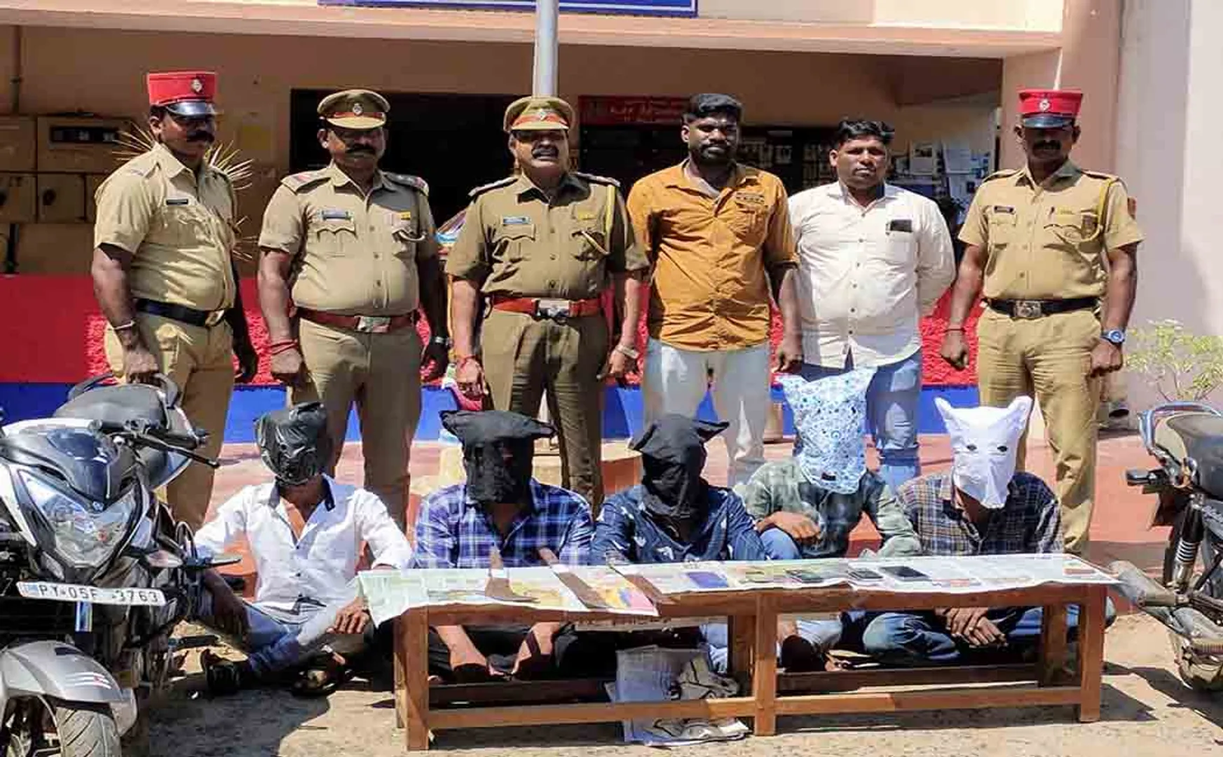  Cut the painter with a knife    Six arrested for attempted incident police 