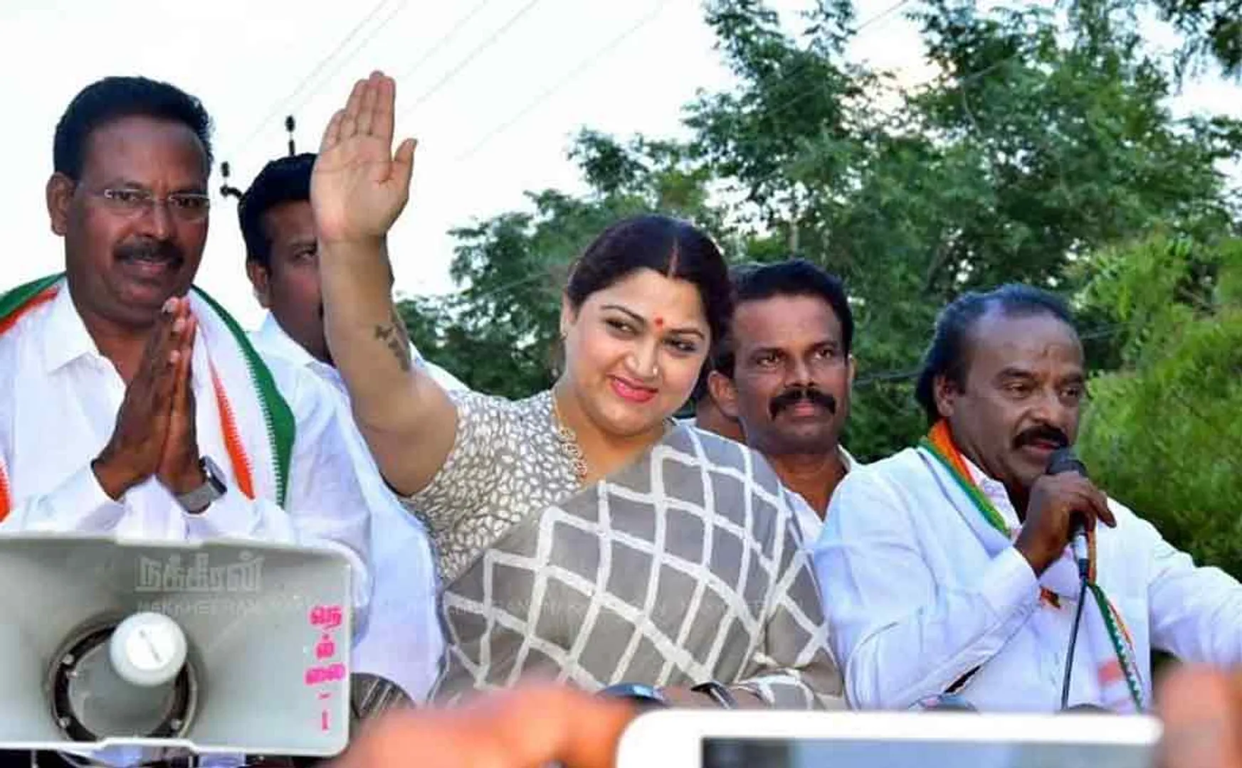 kushboo in nanguneri campaigning