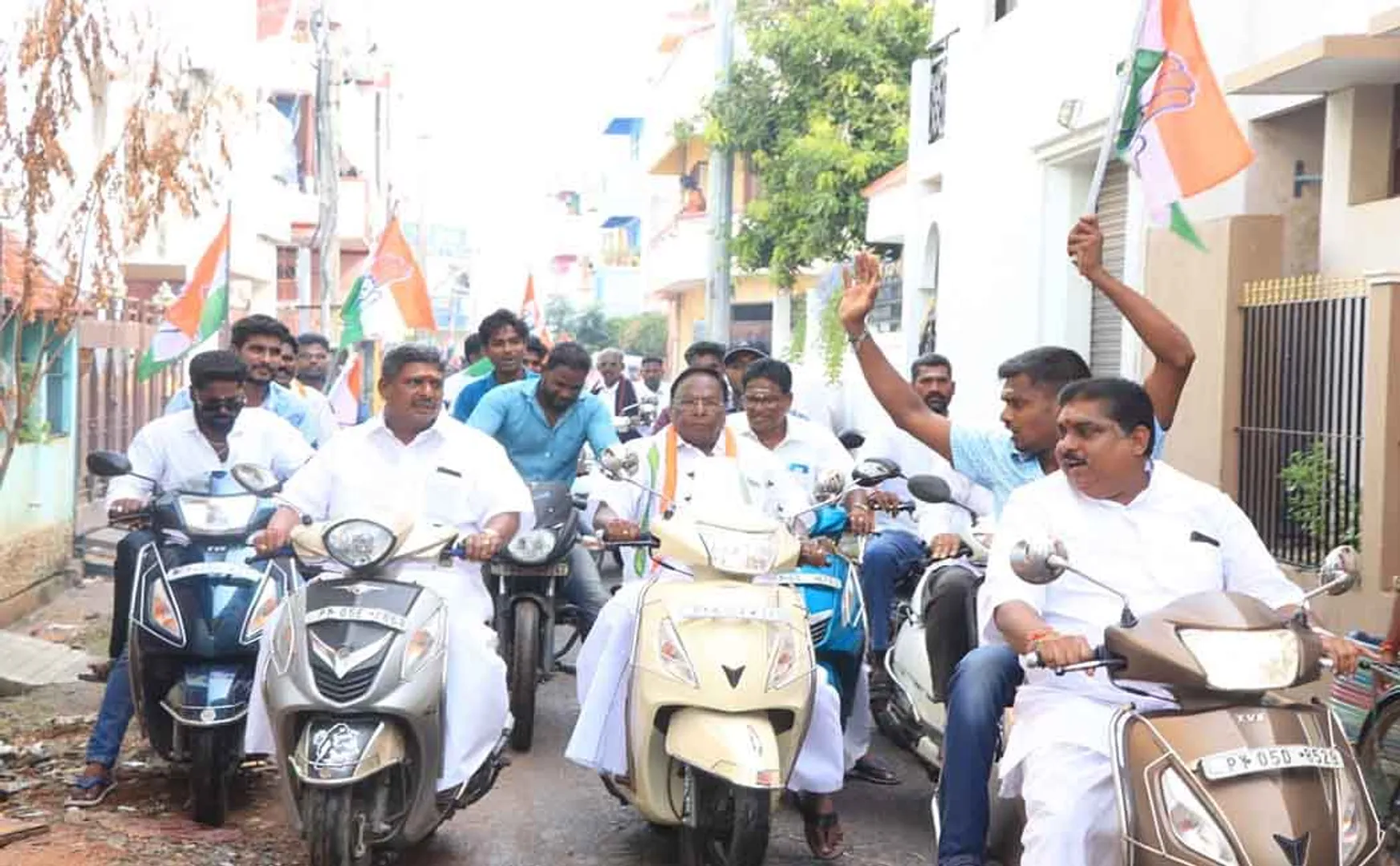 puducherry governor and cm narayanasamy helmet issue tweet 