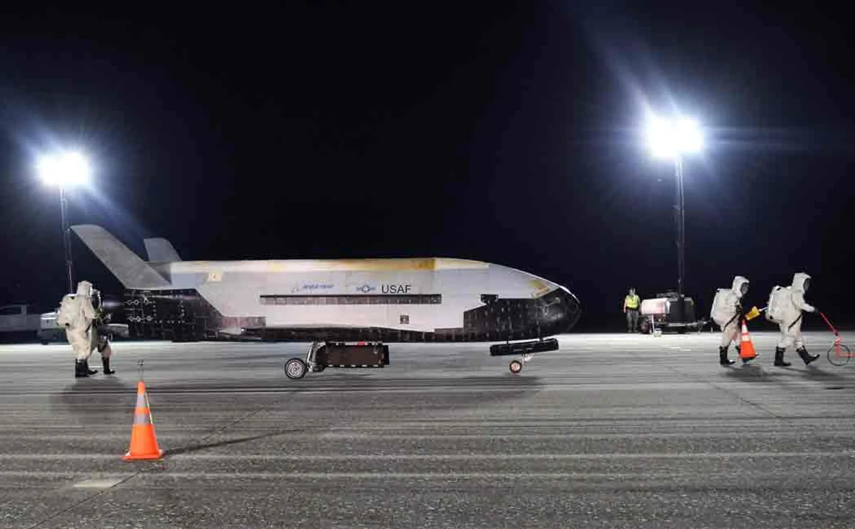 americas space craft x37b arrives at florida