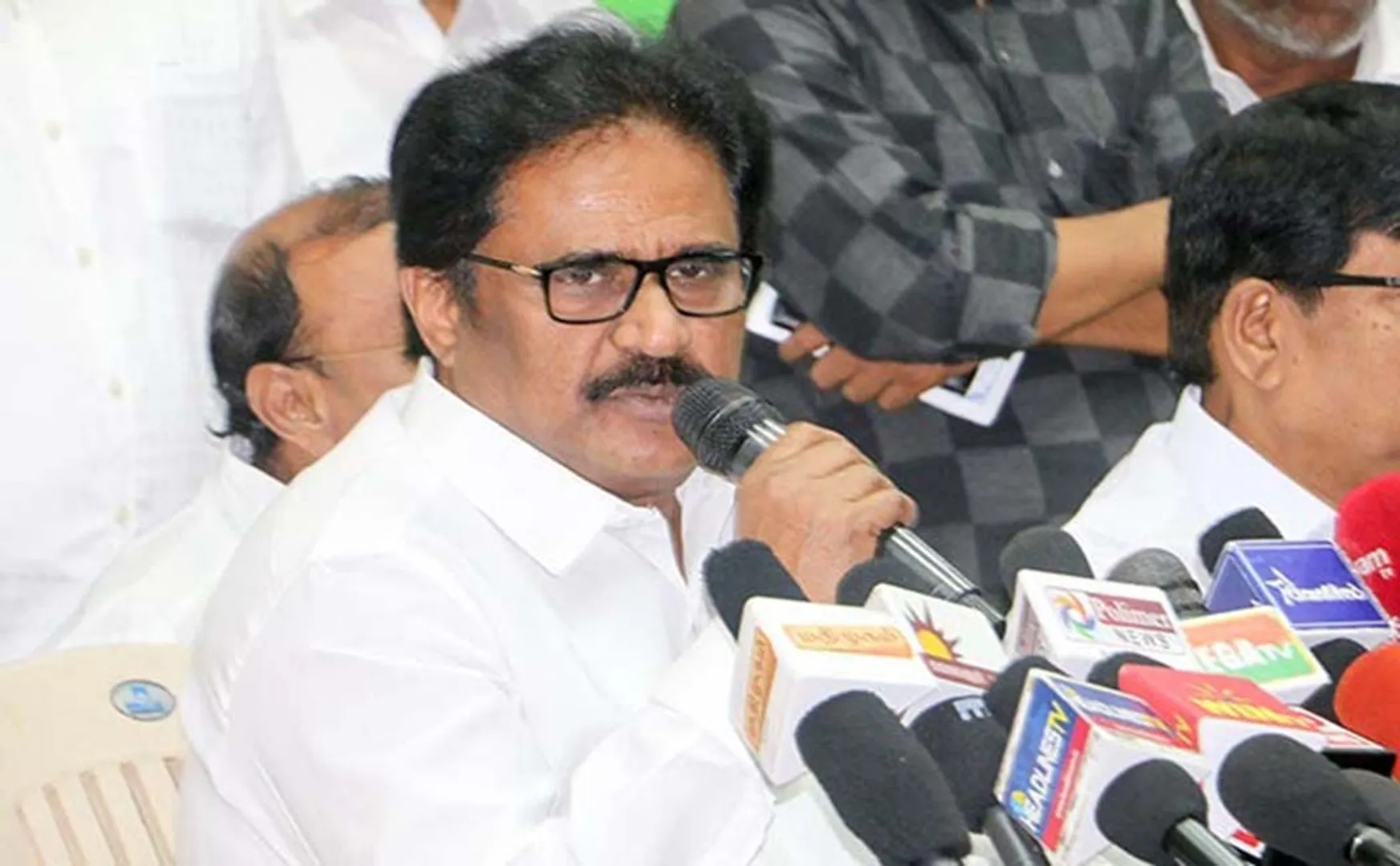 trchy airport team posting congress mp suggest admk member 
