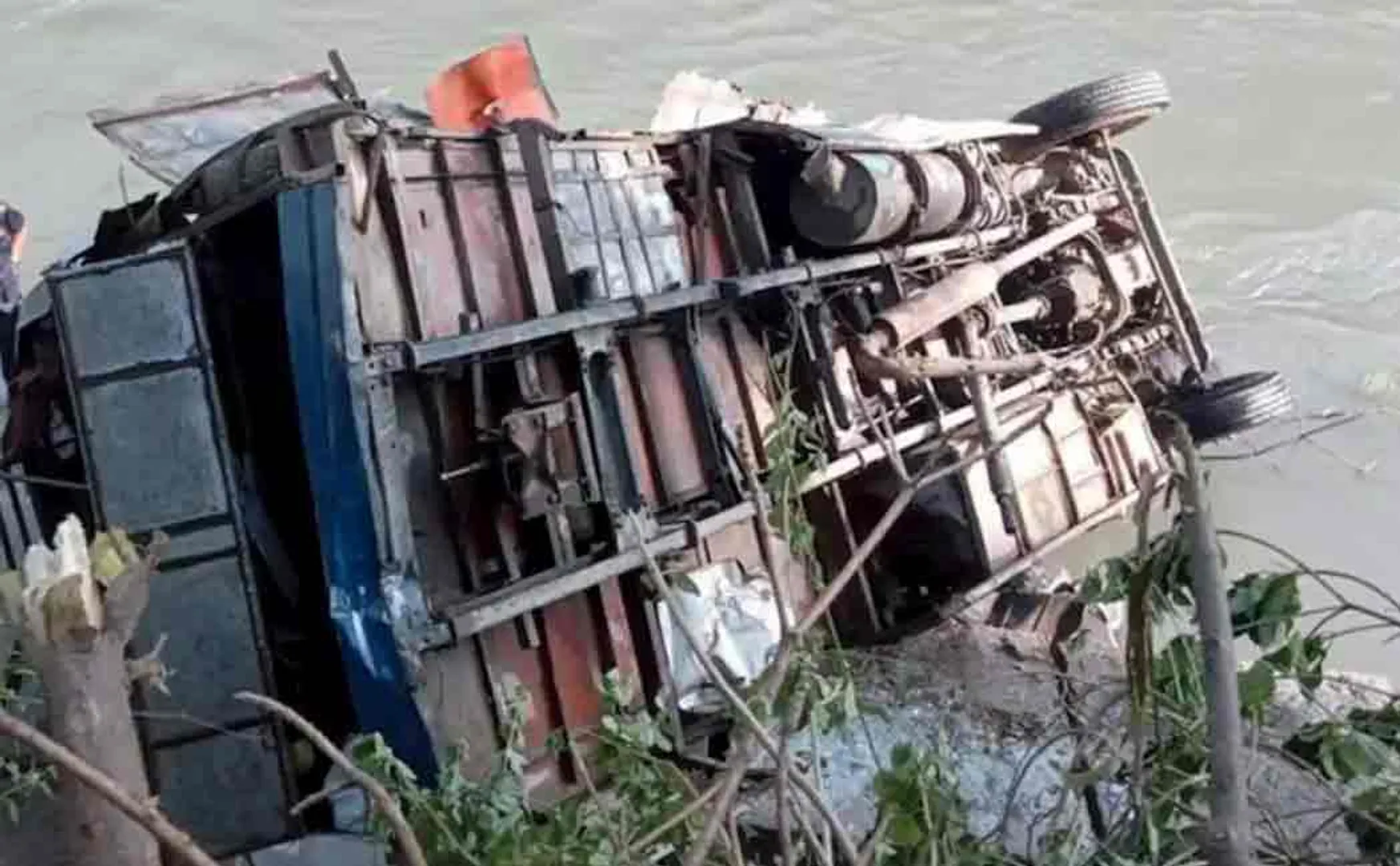 nepal bus accident costs 17 lifes