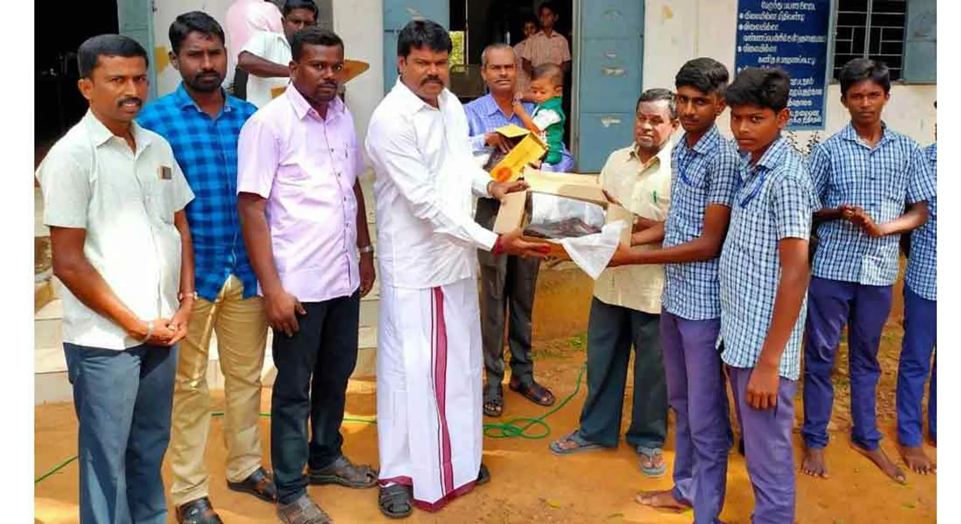  Young people who donated shoes to public school students 