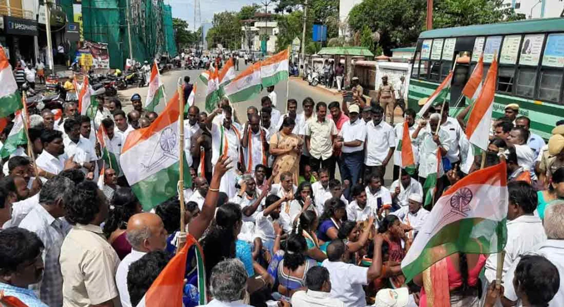 Insistence on repairing roads; Congress MPs, MLAs arrested