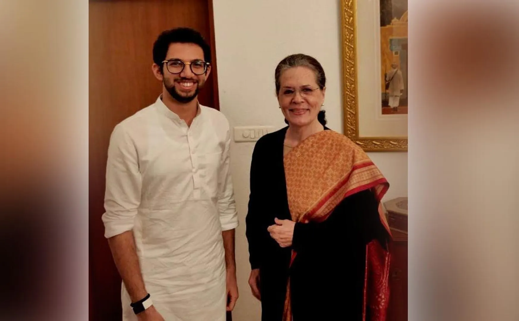 SHIV SENA PARTY AADITYA THACKERAY MEET WITH INVITE CONGRESS LEADER SONIA GANDHI