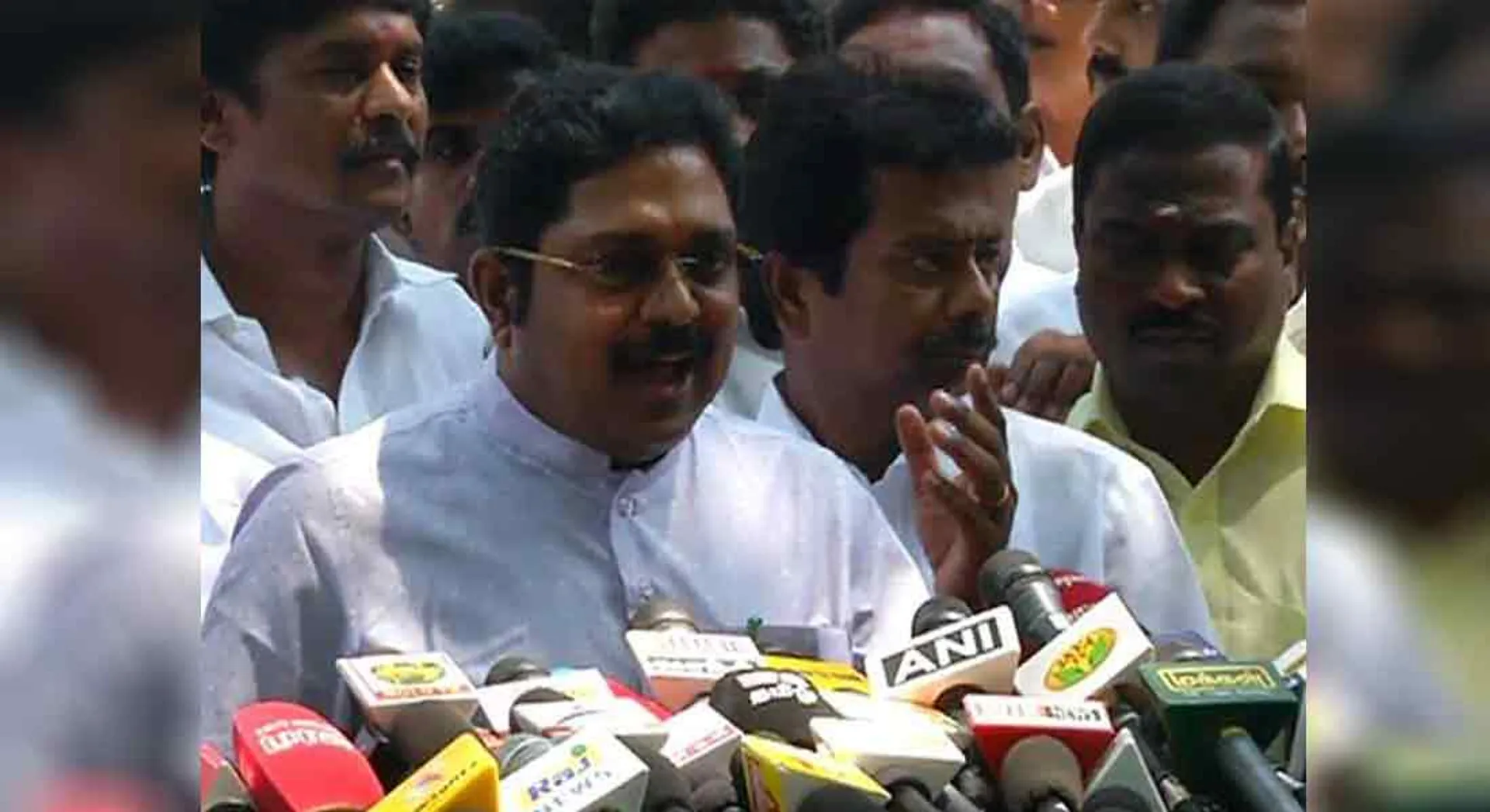 No one has the right to prevent Rajini from entering politics - TTV Dinakaran