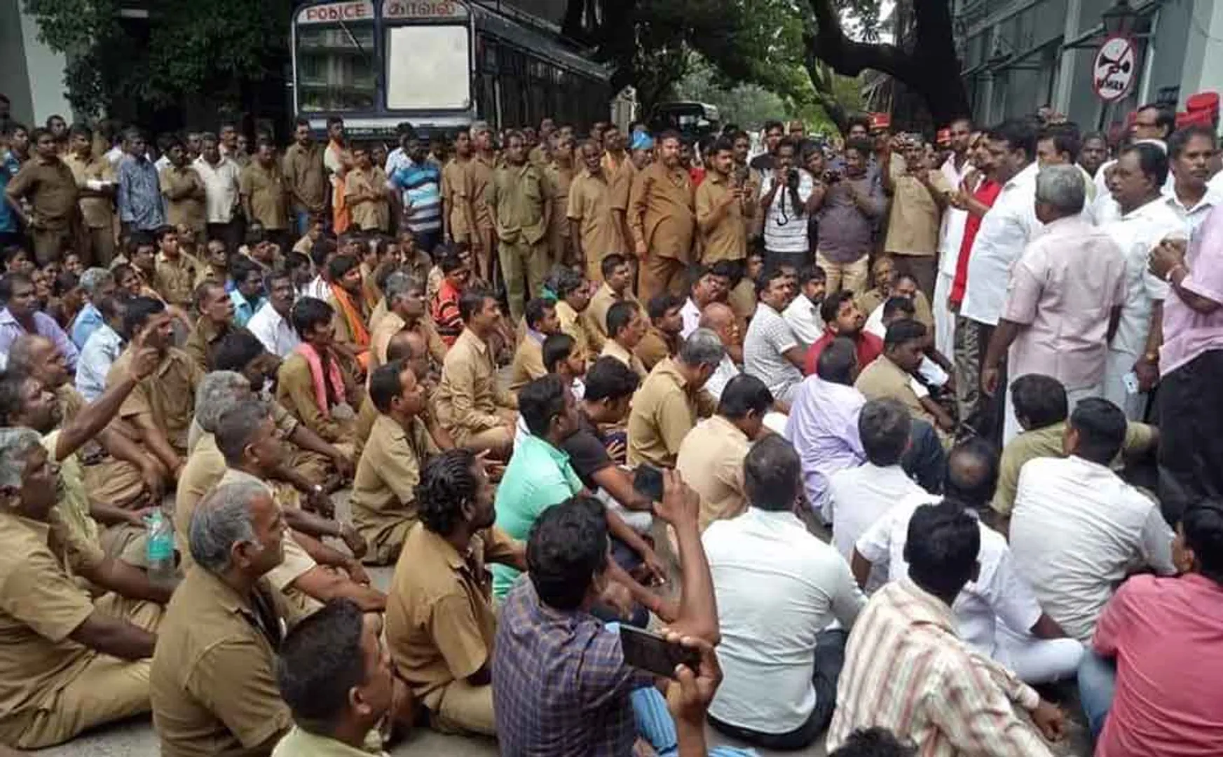 union against non-payment of Diwali bonus! Traffic impact puducherry 