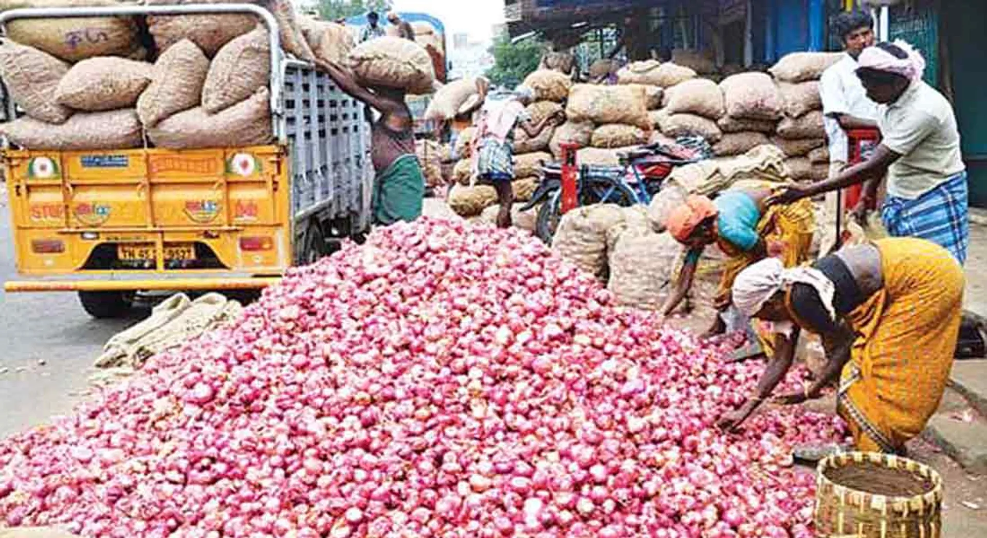  the price of big onions touches 140 