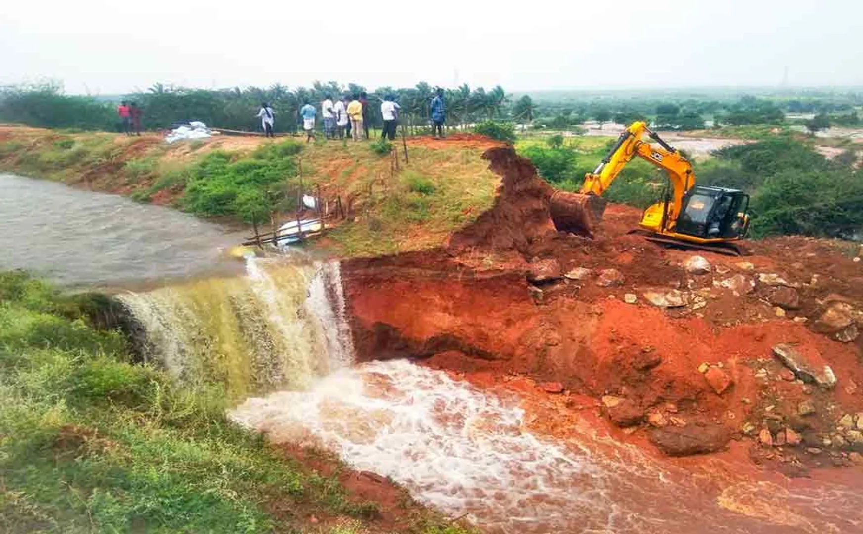  The sudden collapse of the canal ...  Damage to farmlands dindigul district 