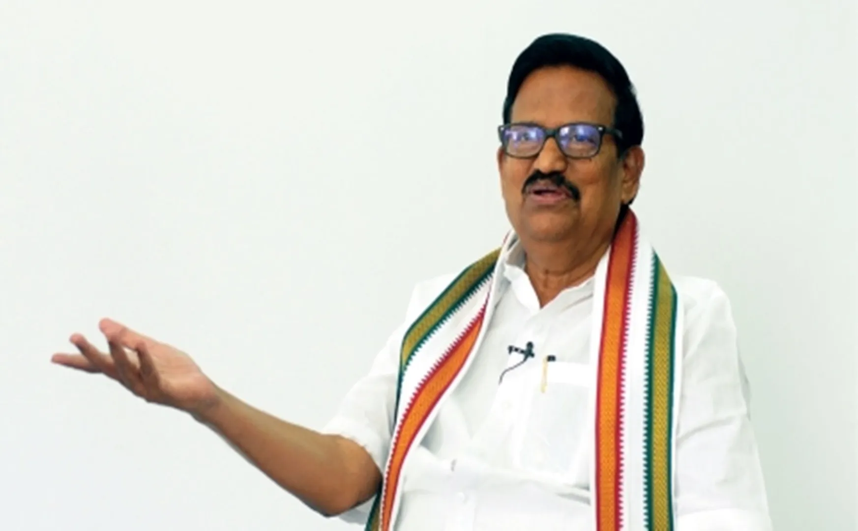 Fighting in the presence of KS Alagiri