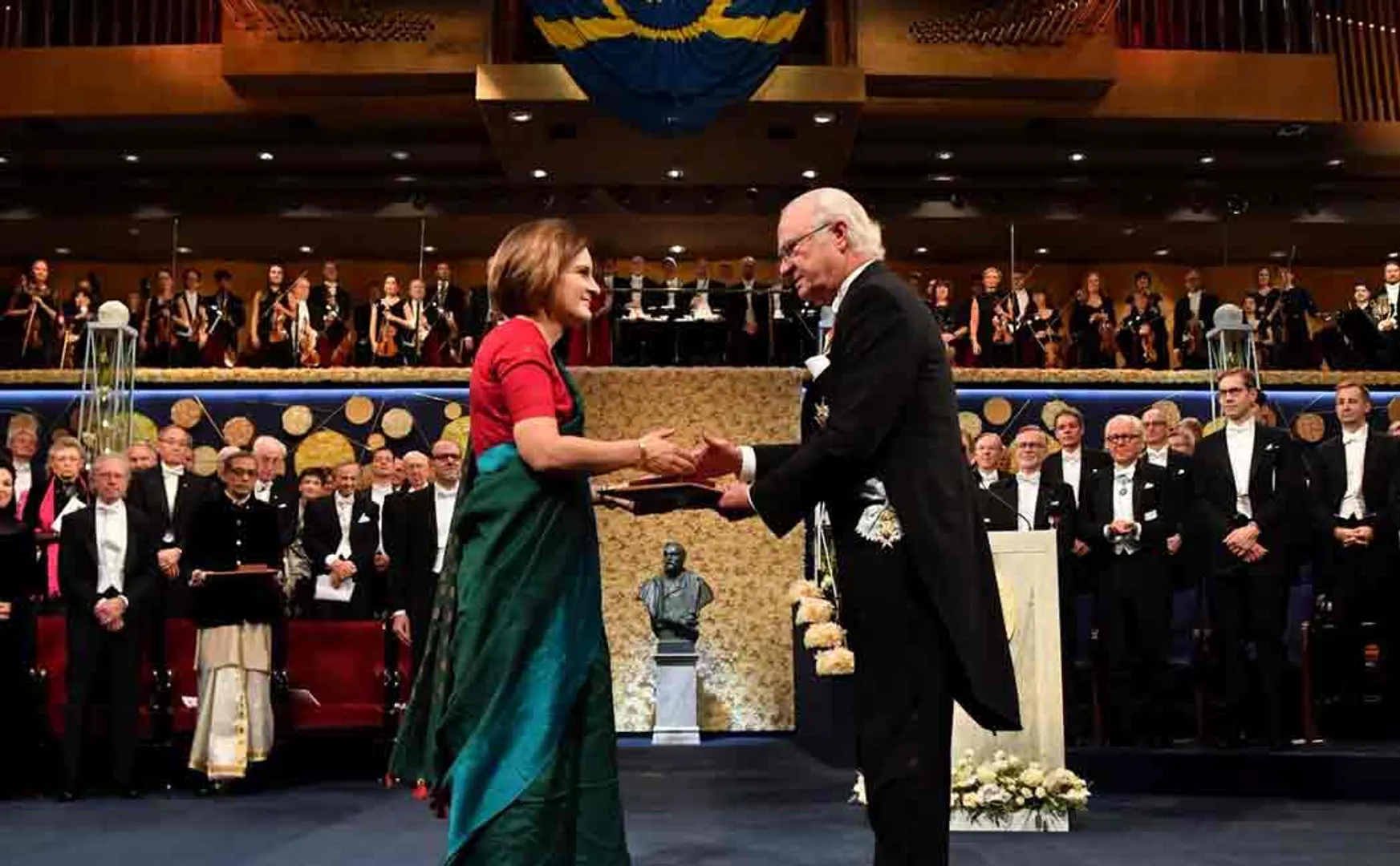 abhijit banerjee receives noble prize in traditional indian attire