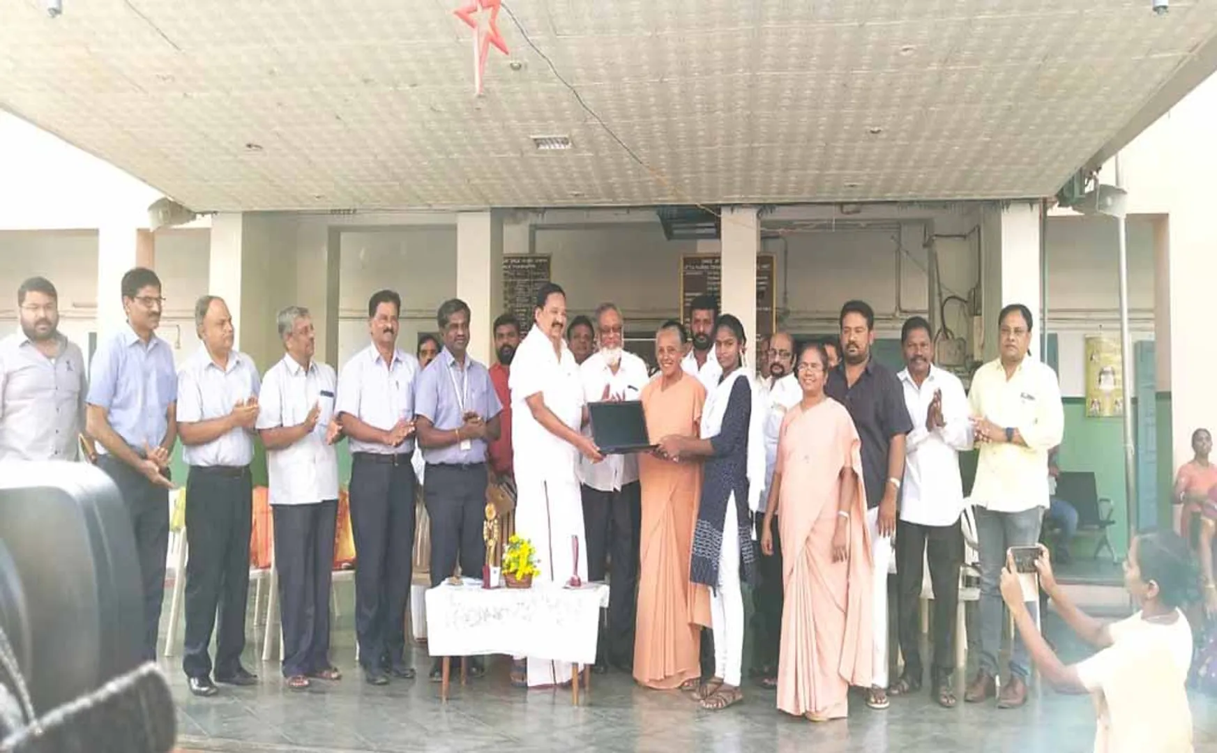 ranipet district dmk party mla gandhi provide laptop 100 students 